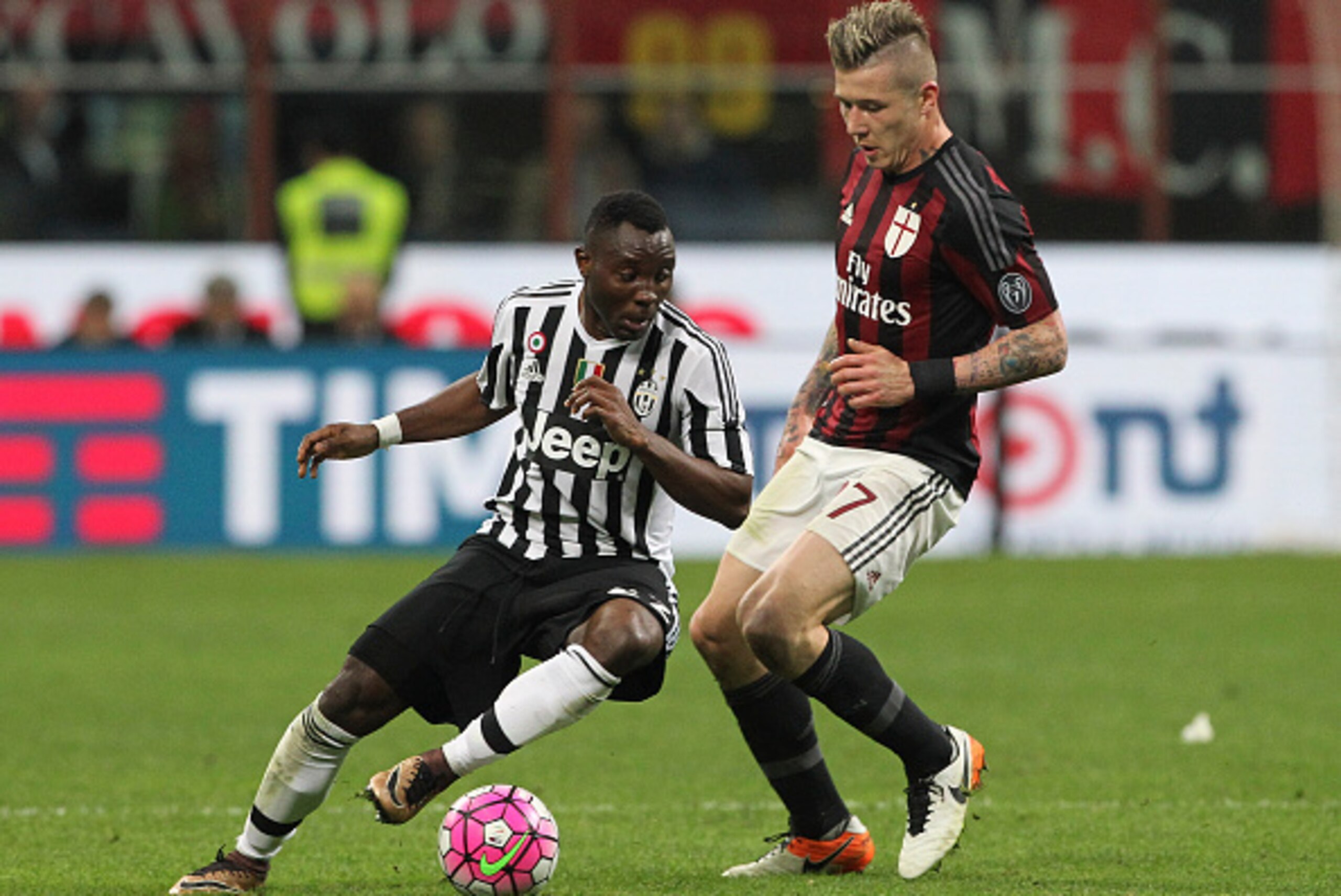 MILAN, ITALY - APRIL 09: Kwadwo Asamoah of Juventus FC is challenged by Juraj Kucka of AC Milan during the Serie A match between AC Milan and Juventus FC at Stadio Giuseppe Meazza on April 9, 2016 in Milan, Italy. (Photo by Marco Luzzani/Getty Images)