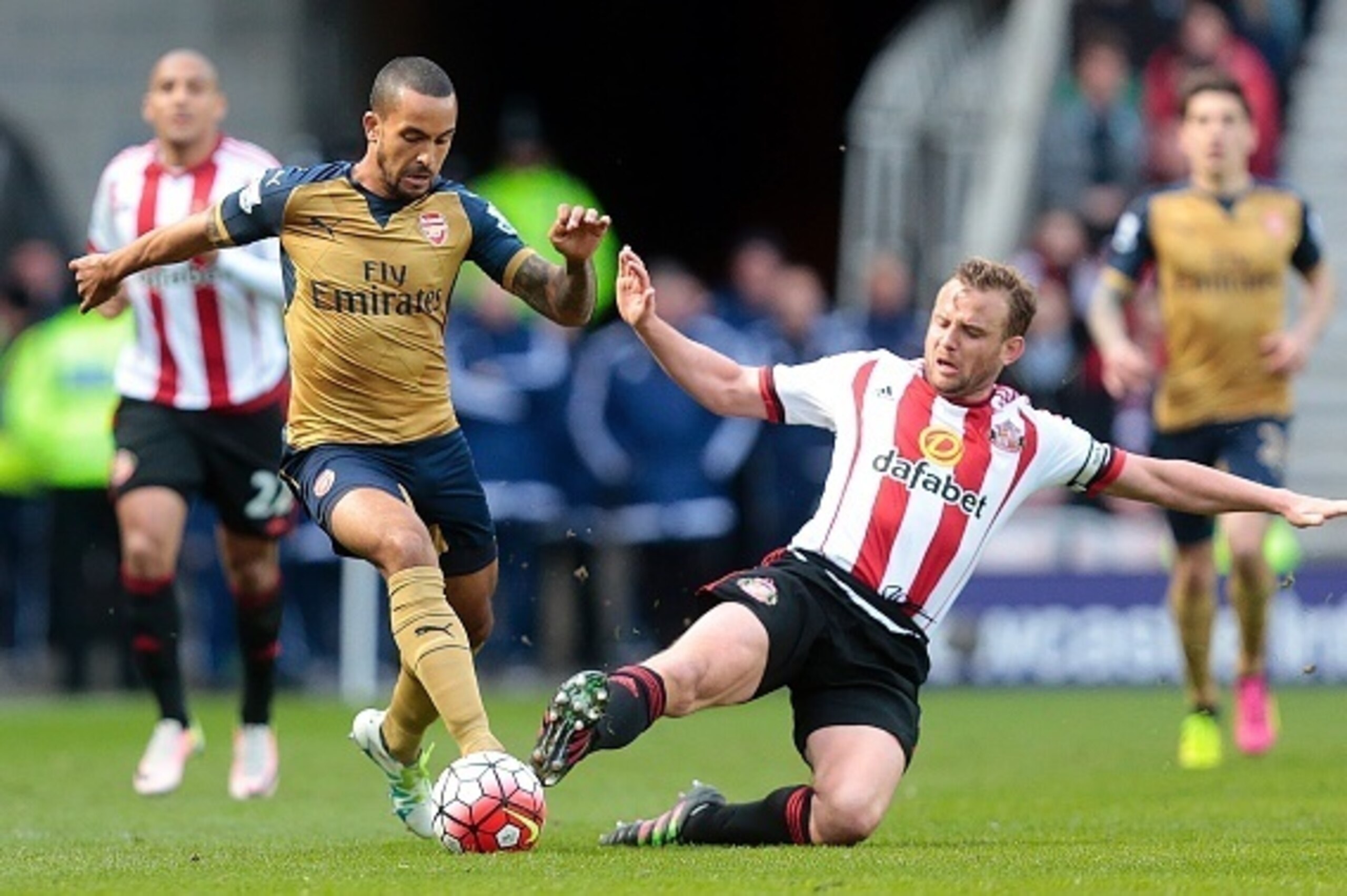 Arsenal's English midfielder Theo Walcott (2nd L) is challenged by Sunderland's English midfielder Lee Cattermole (2nd R) during the English Premier League football match between Sunderland and Arsenal at the Stadium of Light in Sunderland, northeast Engl Arsenal's English midfielder Theo Walcott (2nd L) is challenged by Sunderland's English midfielder Lee Cattermole (2nd R) during the English Premier League football match between Sunderland and Arsenal at the Stadium of Light in Sunderland, northeast Engl