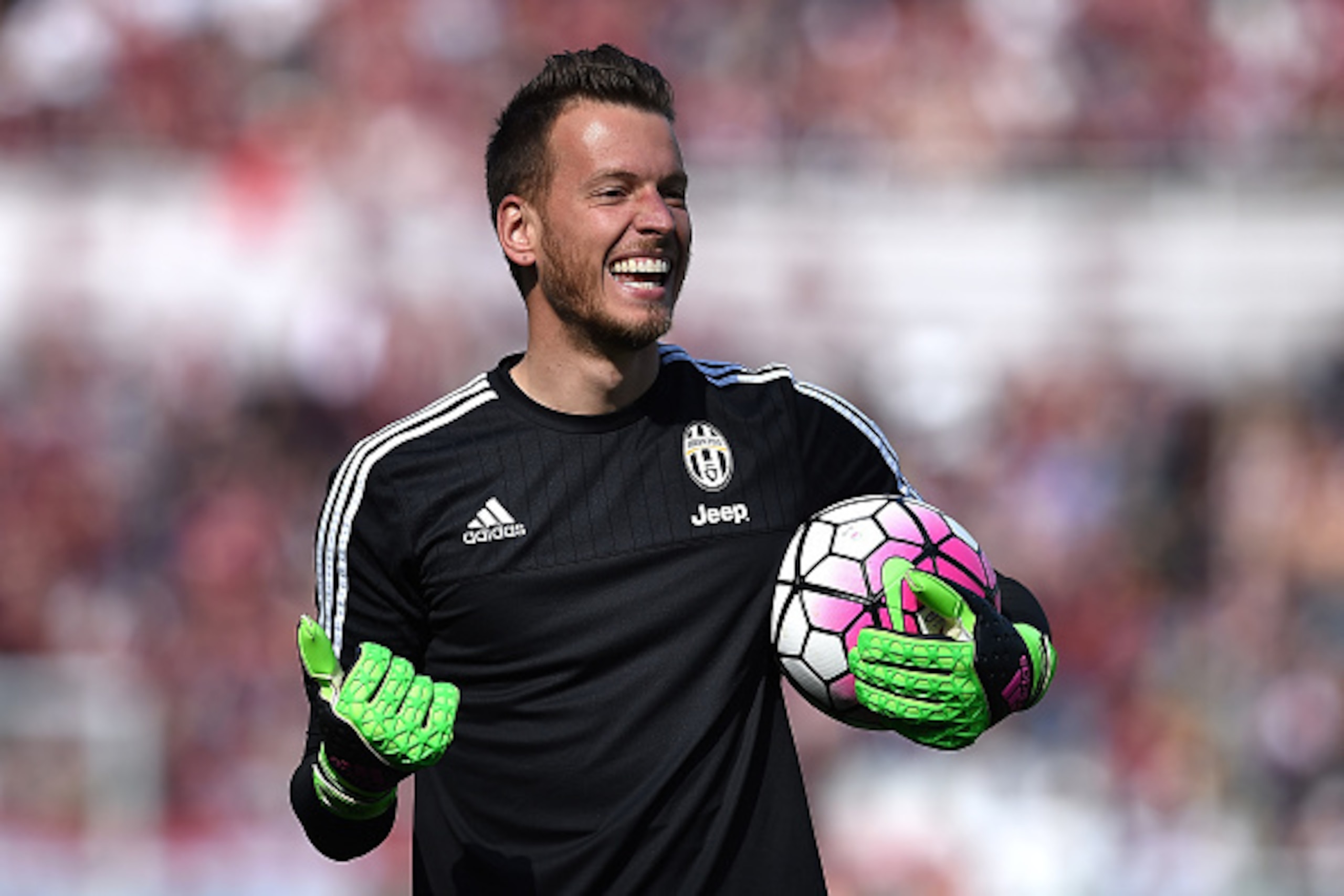 TURIN, ITALY - MARCH 20:  Norberto Murara Neto of Juventus FC looks on prior to the Serie A match between Torino FC and Juventus FC at Stadio Olimpico di Torino on March 20, 2016 in Turin, Italy.  (Photo by Valerio Pennicino/Getty Images)