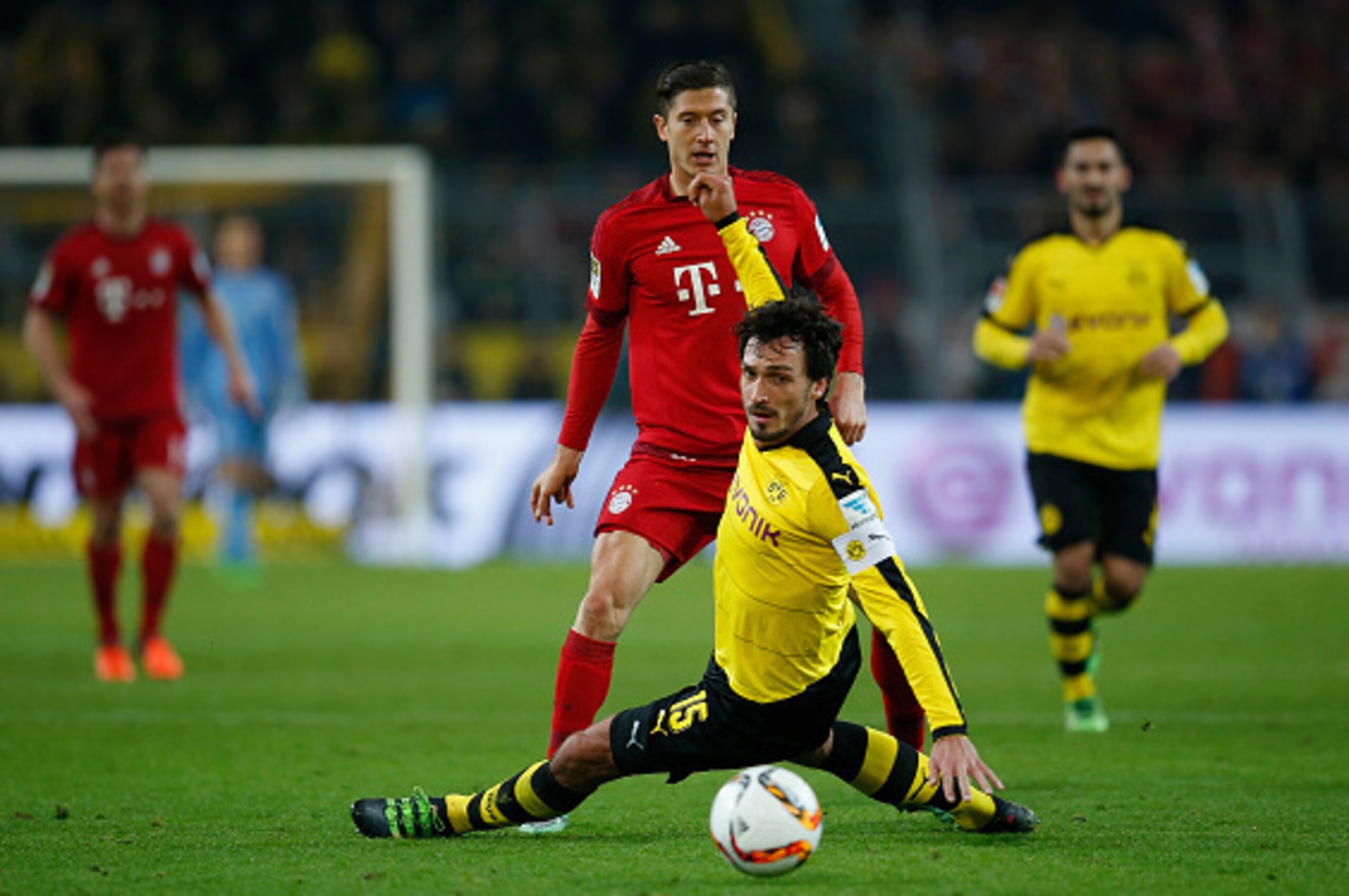 DORTMUND, GERMANY - MARCH 05:  Mats Hummels (R) of Borussia Dortmund tackles Robert Lewandowski (C) of Bayern Munich during the Bundesliga match between Borussia Dortmund and FC Bayern Muenchen at Signal Iduna Park on March 5, 2016 in Dortmund, Germany.bs