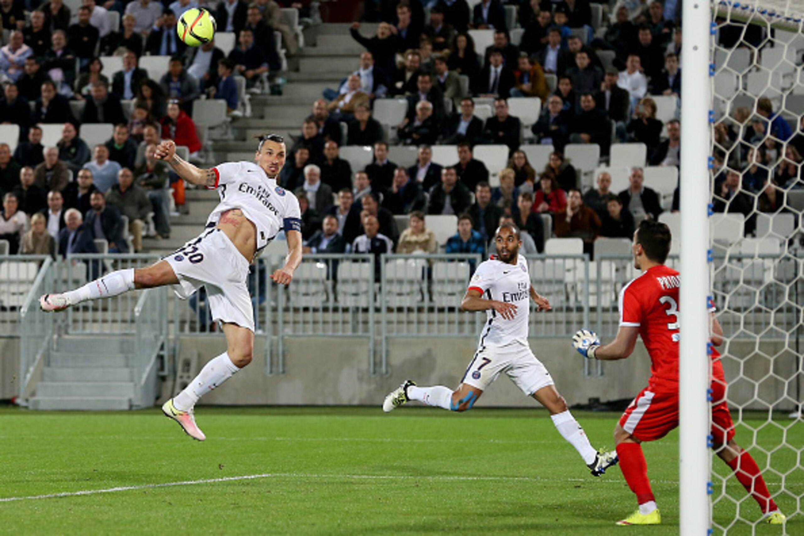 BORDEAUX, FRANCE - MAY 11: Zlatan Ibrahimovic of Paris Saint Germain scores a goal during the French League 1 match between FC Girondins de Bordeaux and Paris Saint-Germain at stade Matmut Atlantique on May 11, 2016 in Bordeaux, France. (Photo by Romain P