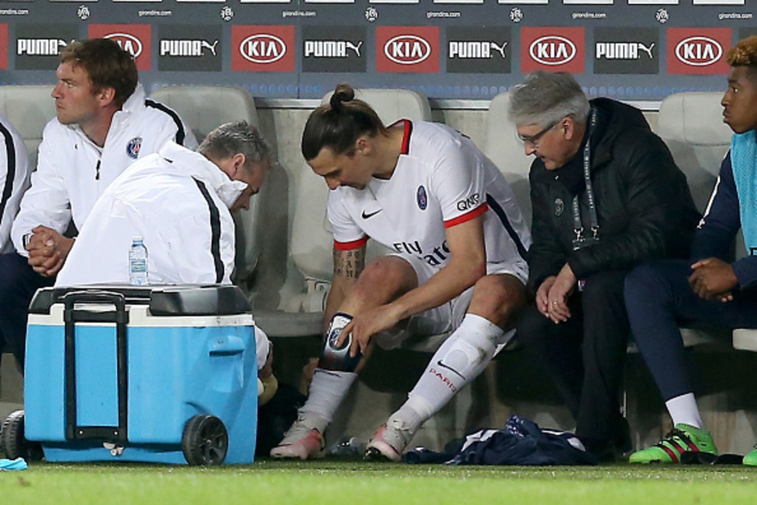 BORDEAUX, FRANCE - MAY 11: Zlatan Ibrahimovic of Paris Saint Germain looks is injured during the French Ligue 1 match between FC Girondins de Bordeaux and Paris Saint-Germain at stade Matmut Atlantique on May 11, 2016 in Bordeaux, France.