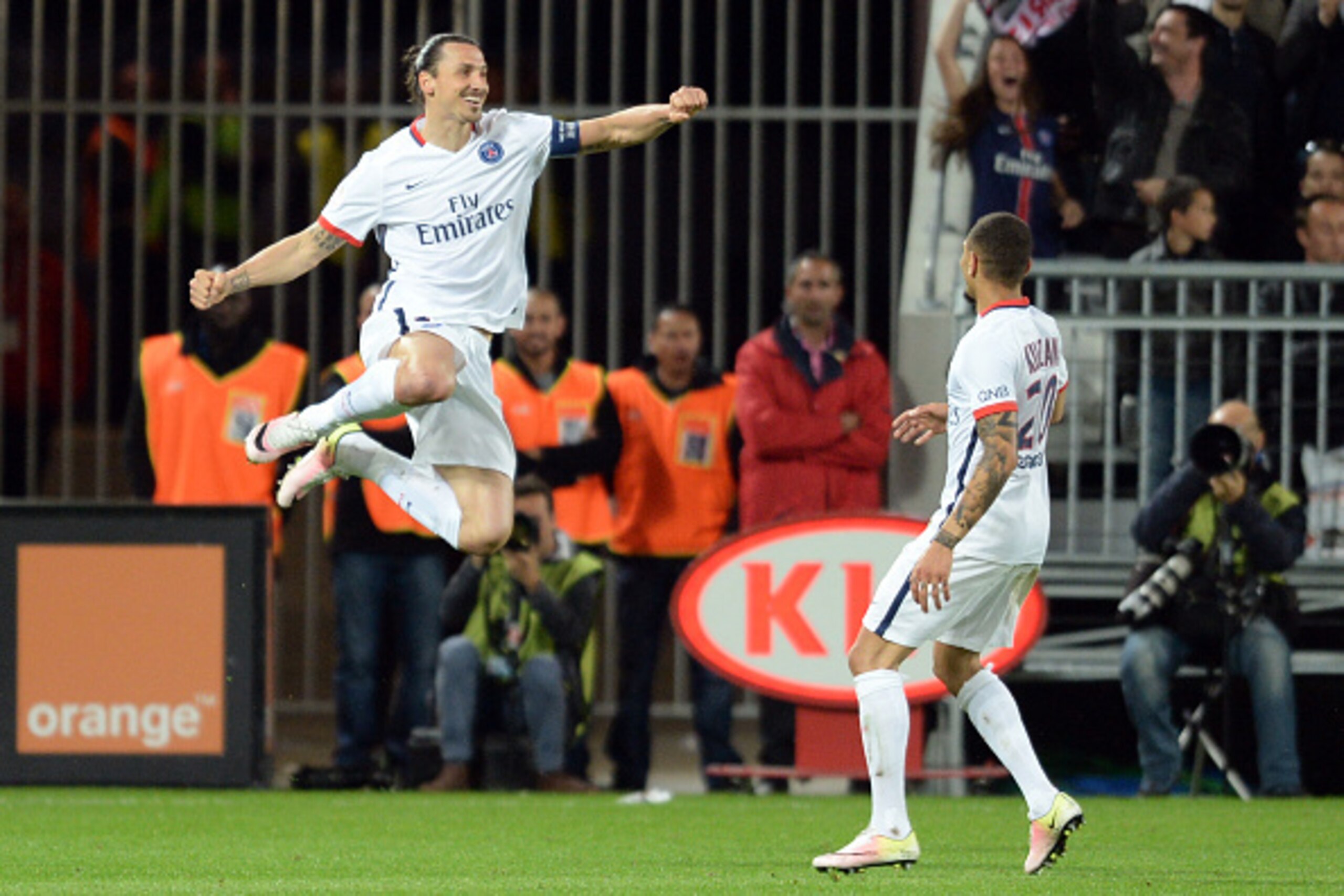 Paris Saint-Germain's Swedish forward Zlatan Ibrahimovic  celebrates after scoring a goal  during  the French L1 football  match between Bordeaux and Paris (PSG) on May 11, 2016 at the Matmut Atlantique stadium in Bordeaux, southwestern France.  AFP PHOTO