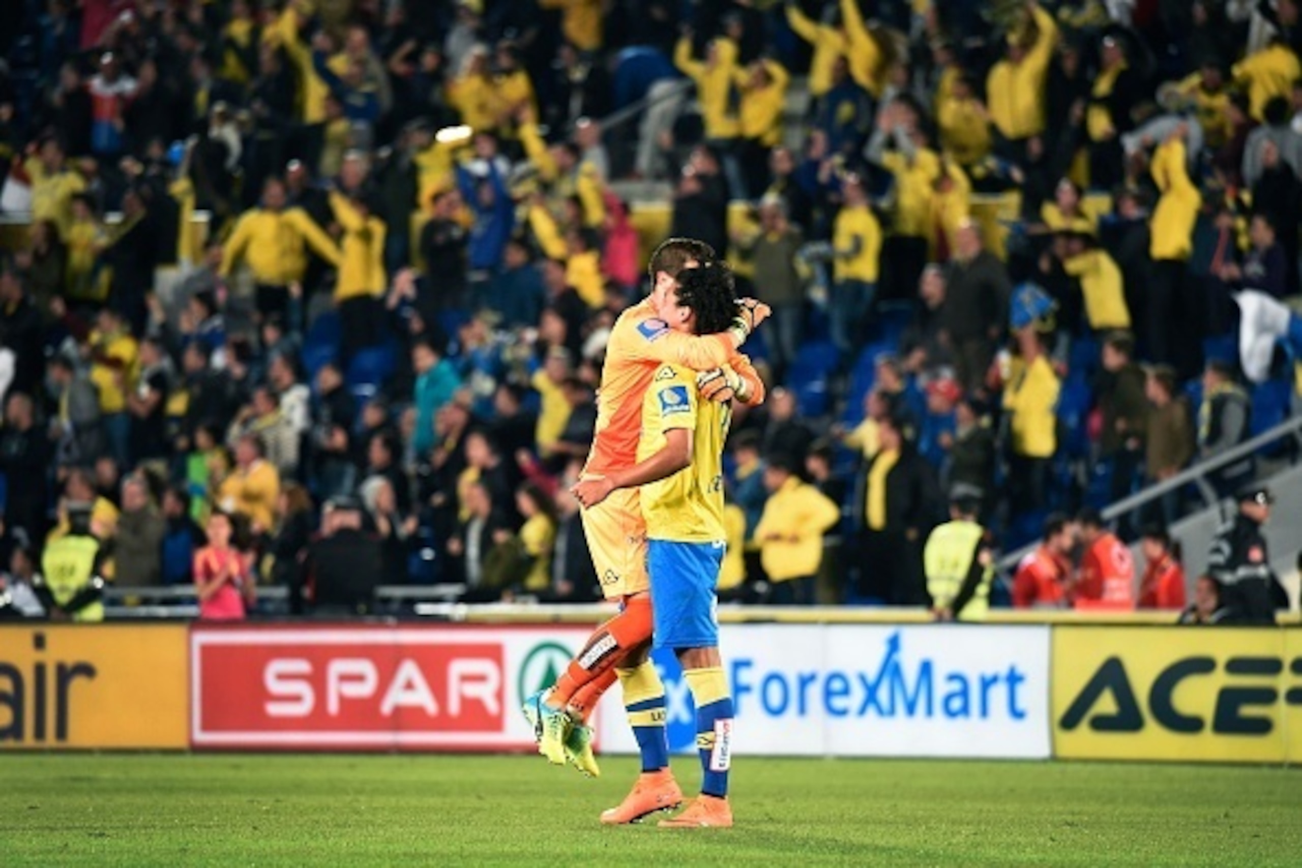 Las Palmas' players celebrate after scoring during the Spanish league football match UD Las Palmas vs Real Madrid CF at the Gran Canaria stadium in Las Palmas de Gran Canaria on March 13, 2016. / AFP / DESIREE MARTIN        (Photo credit should read DESIR