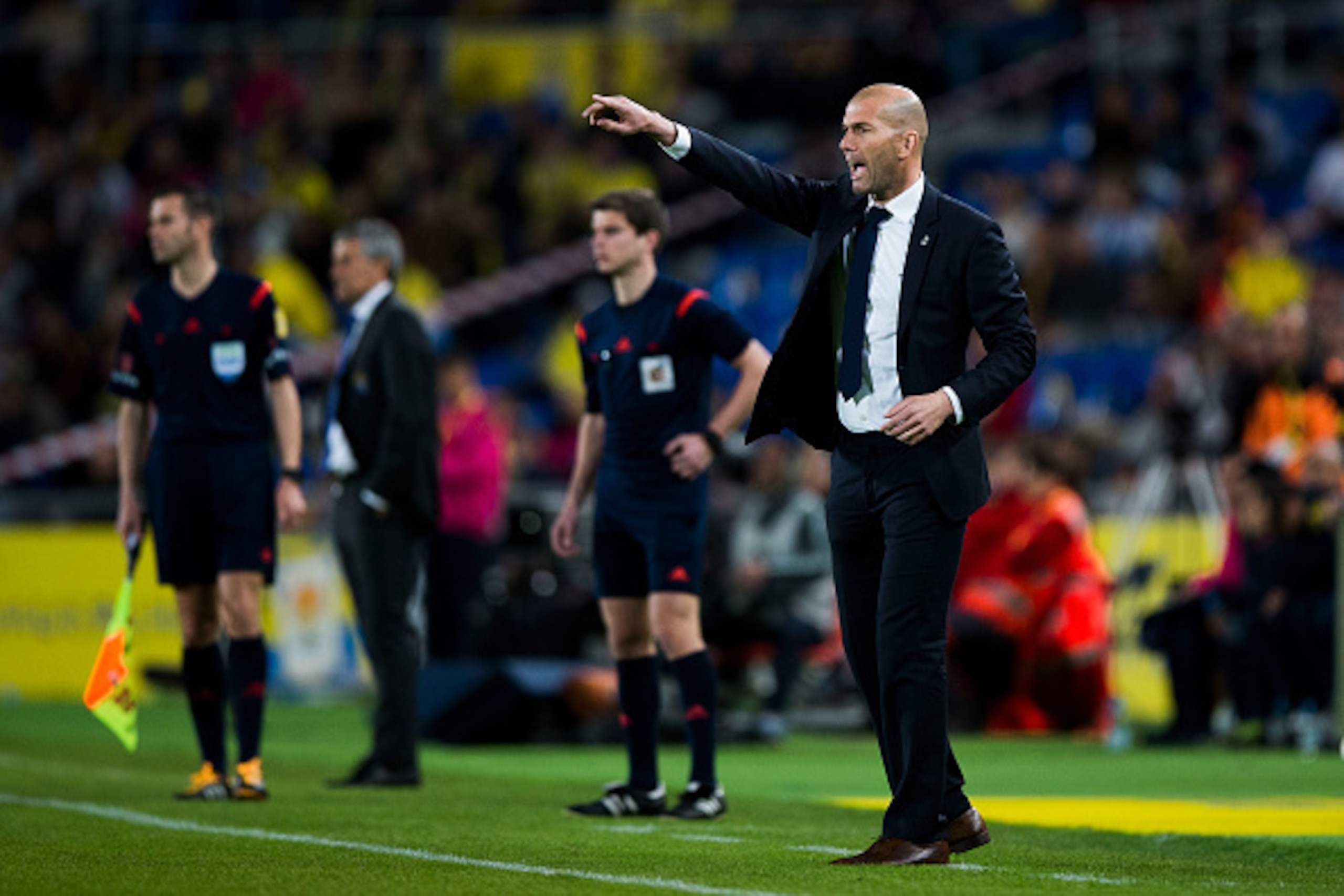LAS PALMAS, SPAIN - MARCH 13: Head coach Zinedine Zidane of Real Madrid CF gives instructions during the La Liga match between UD Las Palmas and Real Madrid CF at Estadio de Gran Canaria on March 13, 2016 in Las Palmas, Spain.  (Photo by Gonzalo Arroyo Mo