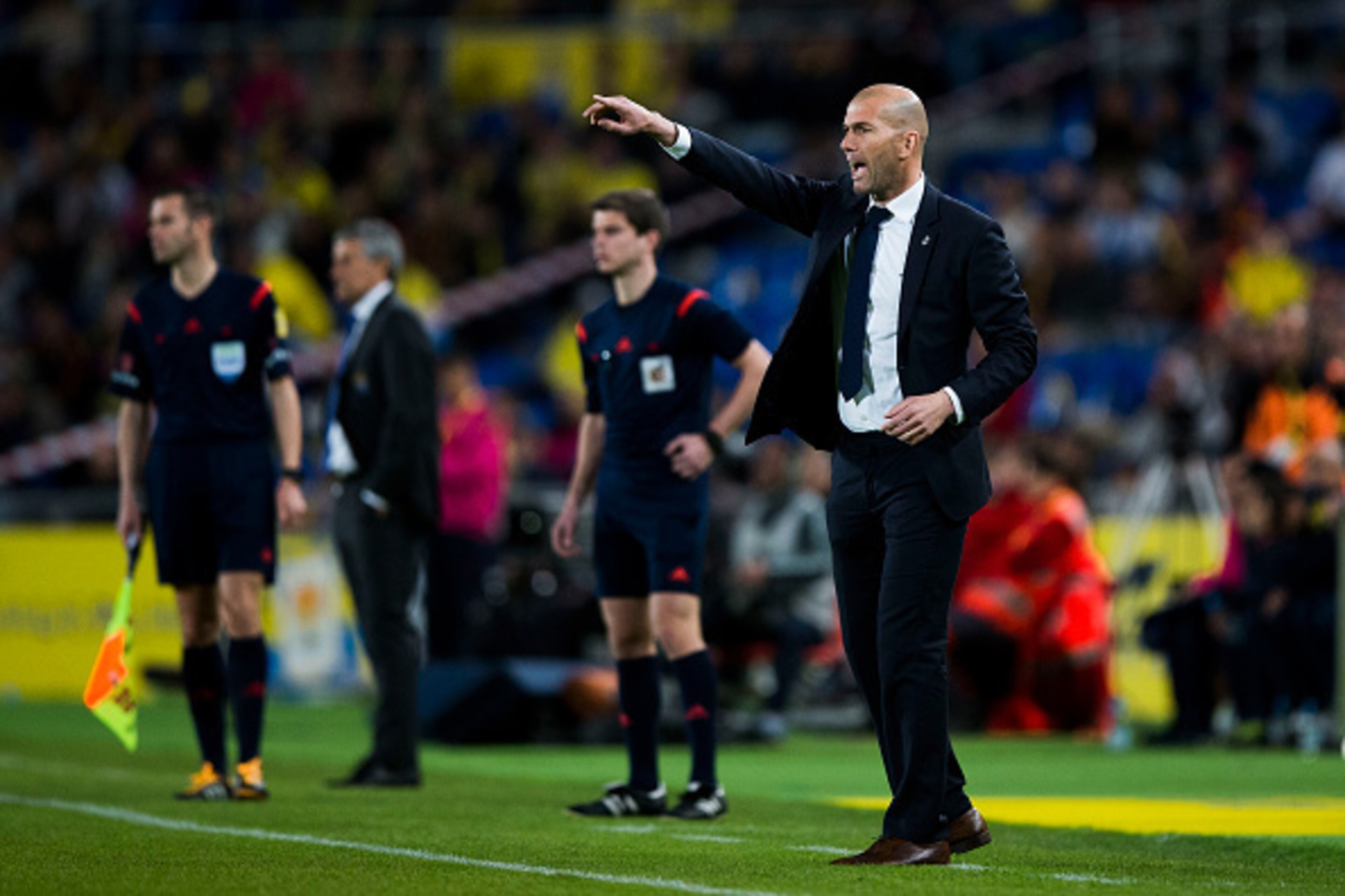 LAS PALMAS, SPAIN - MARCH 13: Head coach Zinedine Zidane of Real Madrid CF gives instructions during the La Liga match between UD Las Palmas and Real Madrid CF at Estadio de Gran Canaria on March 13, 2016 in Las Palmas, Spain. (Photo by Gonzalo Arroyo Mo LAS PALMAS, SPAIN - MARCH 13: Head coach Zinedine Zidane of Real Madrid CF gives instructions during the La Liga match between UD Las Palmas and Real Madrid CF at Estadio de Gran Canaria on March 13, 2016 in Las Palmas, Spain. (Photo by Gonzalo Arroyo Mo