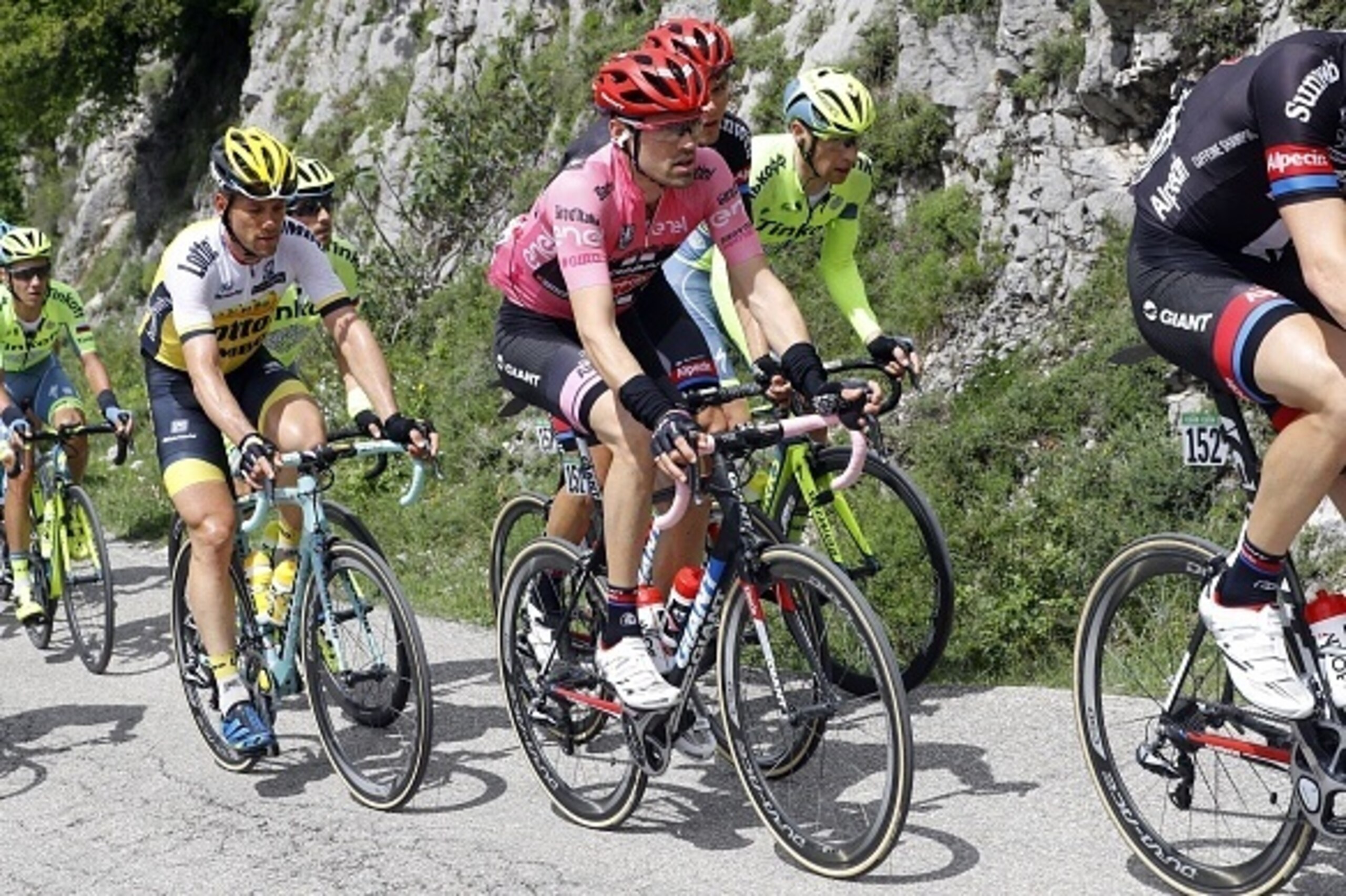 Netherlands' Tom Dumoulin (C)  rides during the sixth stage of the 99th Giro d'Italia, Tour of Italy, 157km from Ponte to Roccaraso, on May 12, 2016, in Roccaraso. / AFP / Luk BENIES        (Photo credit should read LUK BENIES/AFP/Getty Images)