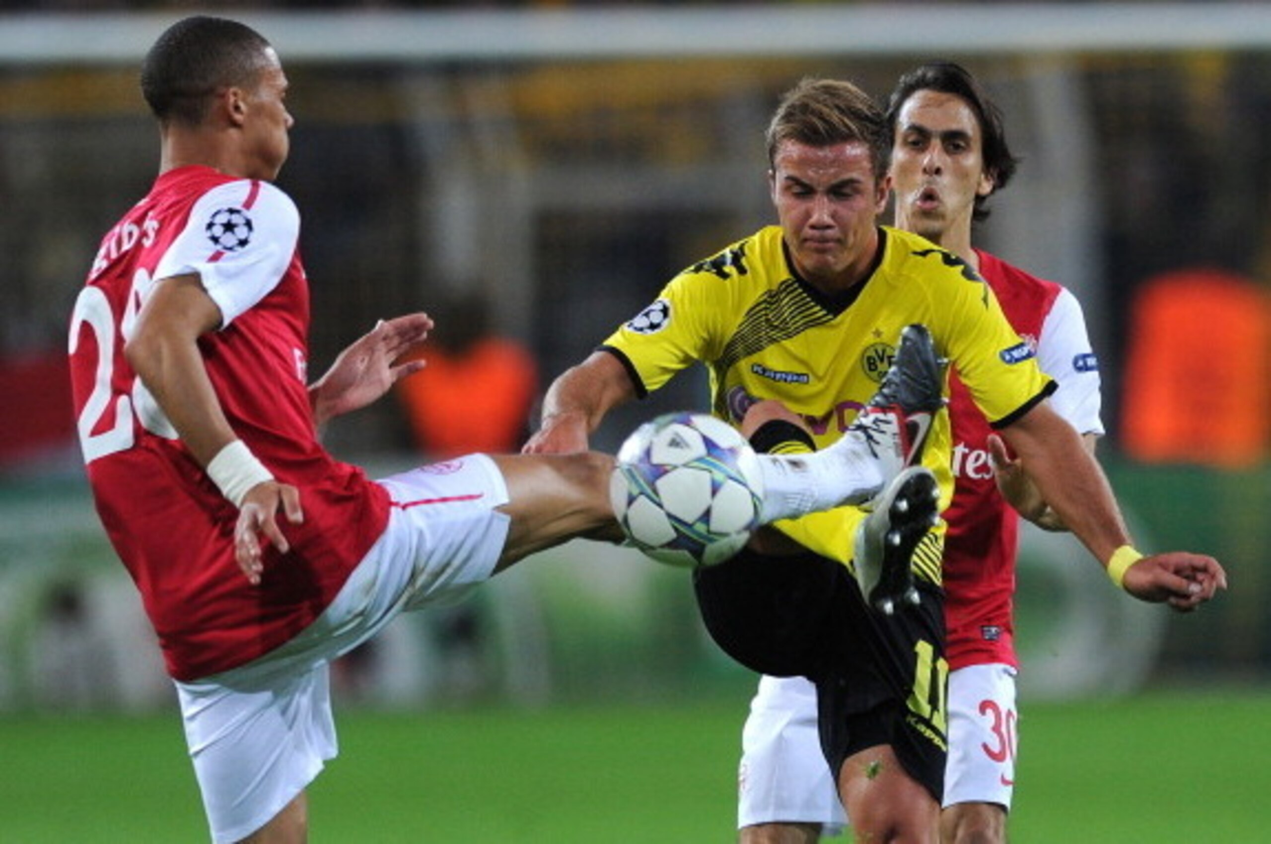 Dortmund's midfielder Mario Goetze (R) and Arsenal's English defender Kieran Gibbs vie for the ball during the UEFA Champions League Group F first-leg match Dortmund vs Arsenal London on September 13, 2011 in the western German city of Dortmund. AFP PHOTO