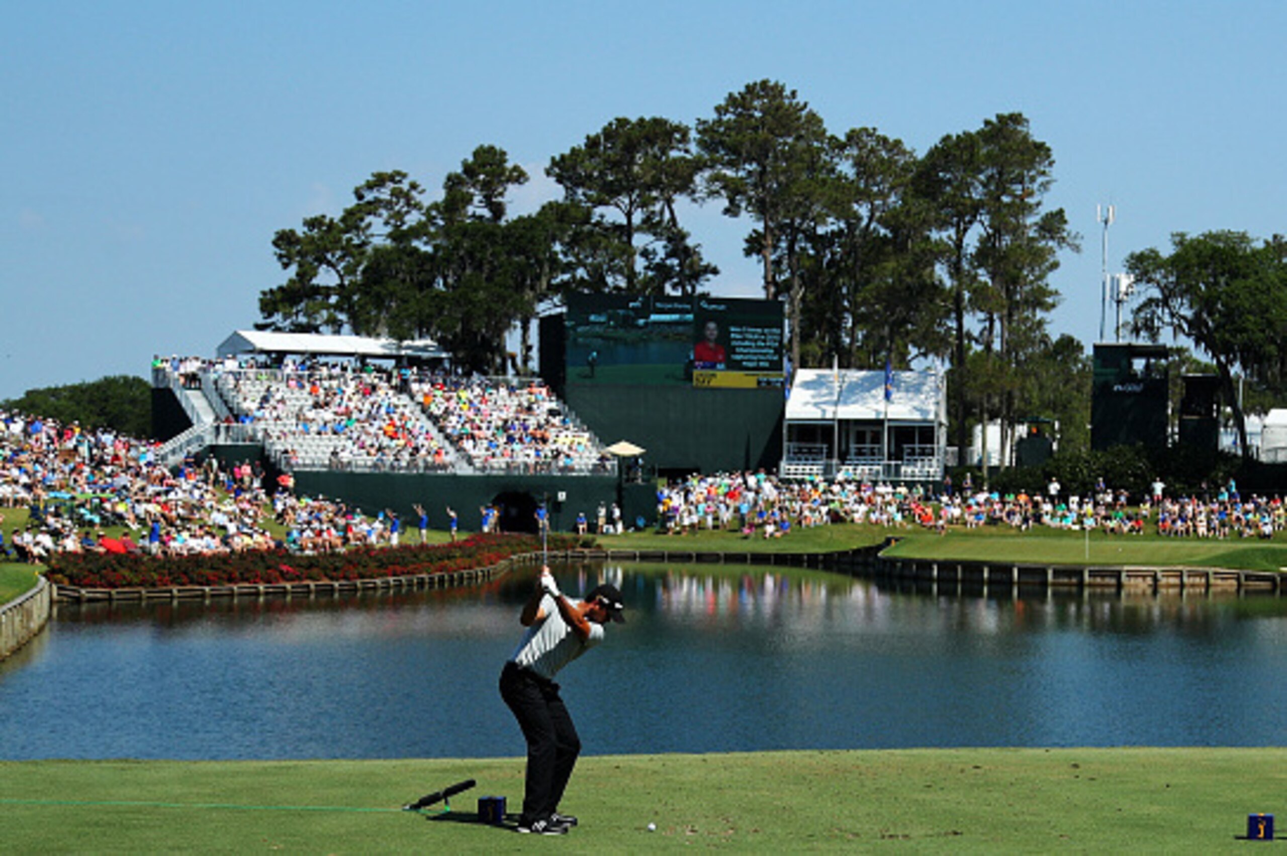 PONTE VEDRA BEACH, FL - MAY 12:  Jason Day of Australia plays his shot from the 17th tee during the first round of THE PLAYERS Championship on May 12, 2016 in Ponte Vedra Beach, Florida.  (Photo by Mike Ehrmann/Getty Images)