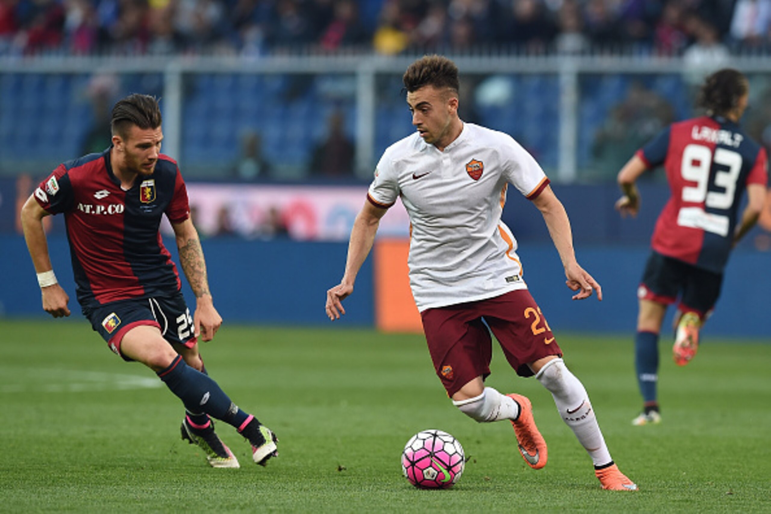 GENOA, ITALY - MAY 02:  Stephan El Shaarawy (R) of AS Roma in action against Riccardo Fiamozzi of Genoa CFC during the Serie A match between Genoa CFC and AS Roma at Stadio Luigi Ferraris on May 2, 2016 in Genoa, Italy.  (Photo by Valerio Pennicino/Getty 