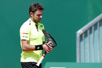 TOPSHOT - Switzerland's Stan Wawrinka holds his racket he broke during his tennis match against Spain's Rafael Nadal at the Monte-Carlo ATP Masters Series tournament on April 15, 2016 in Monaco.  AFP PHOTO / VALERY HACHE / AFP / VALERY HACHE        (Photo