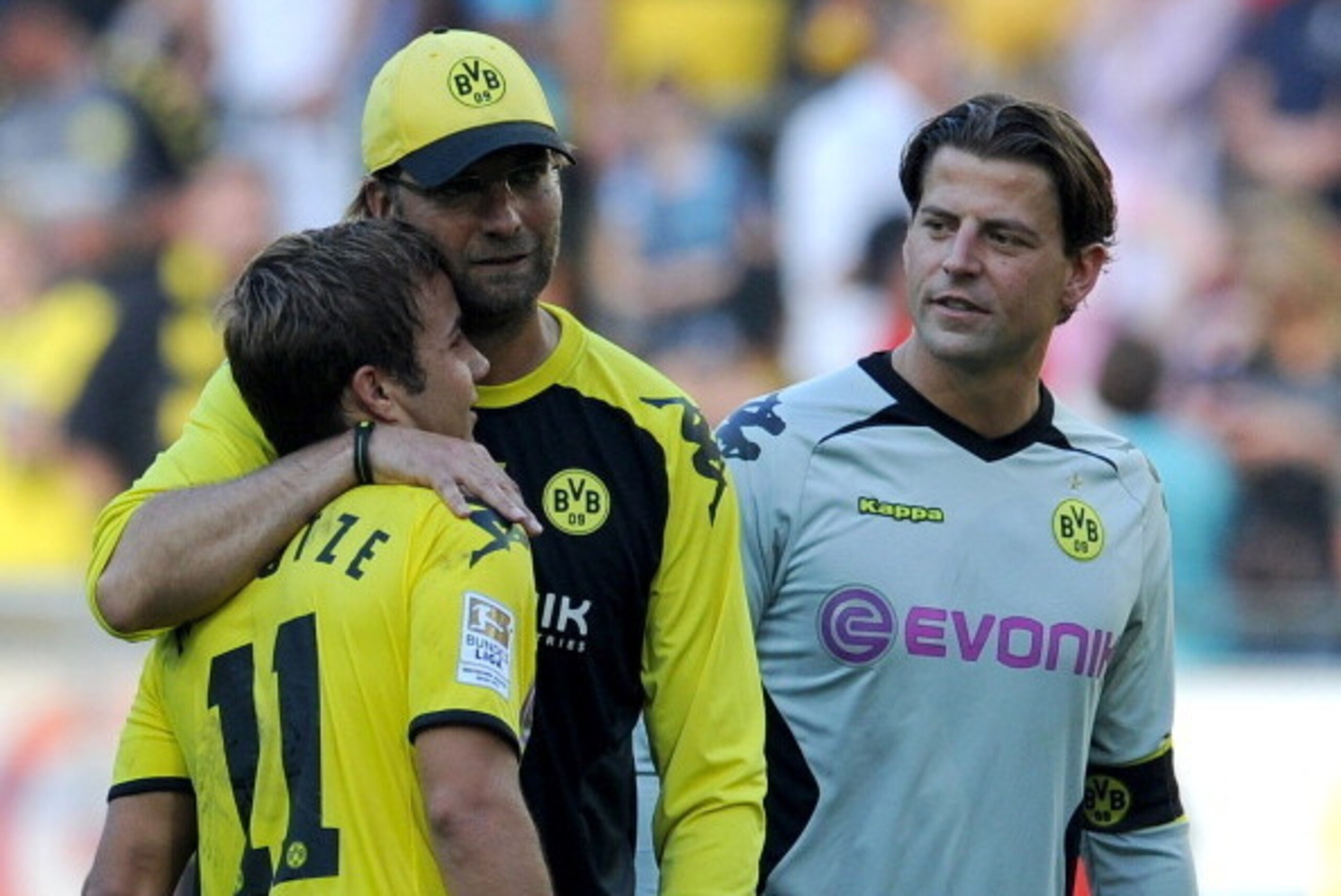 Dortmund's Mario Goetze, headcoach Juergen Klopp and goalkeeper Roman Weidenfeller celebrate after the German first division Bundesliga football match Borussia Dortmund vs FC Augsburg in the western German city of Dortmund on October 1, 2011. Dortmund won
