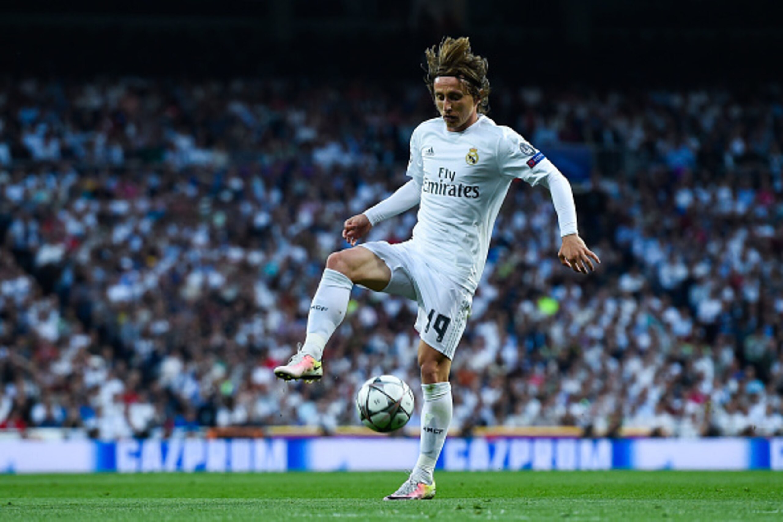 MADRID, SPAIN - MAY 04:  Luka Modric of Real Madrid CF controls the ball during the UEFA Champions League Semi Final second leg match between Real Madrid and Manchester City FC at Estadio Santiago Bernabeu on May 4, 2016 in Madrid, Spain.  (Photo by David