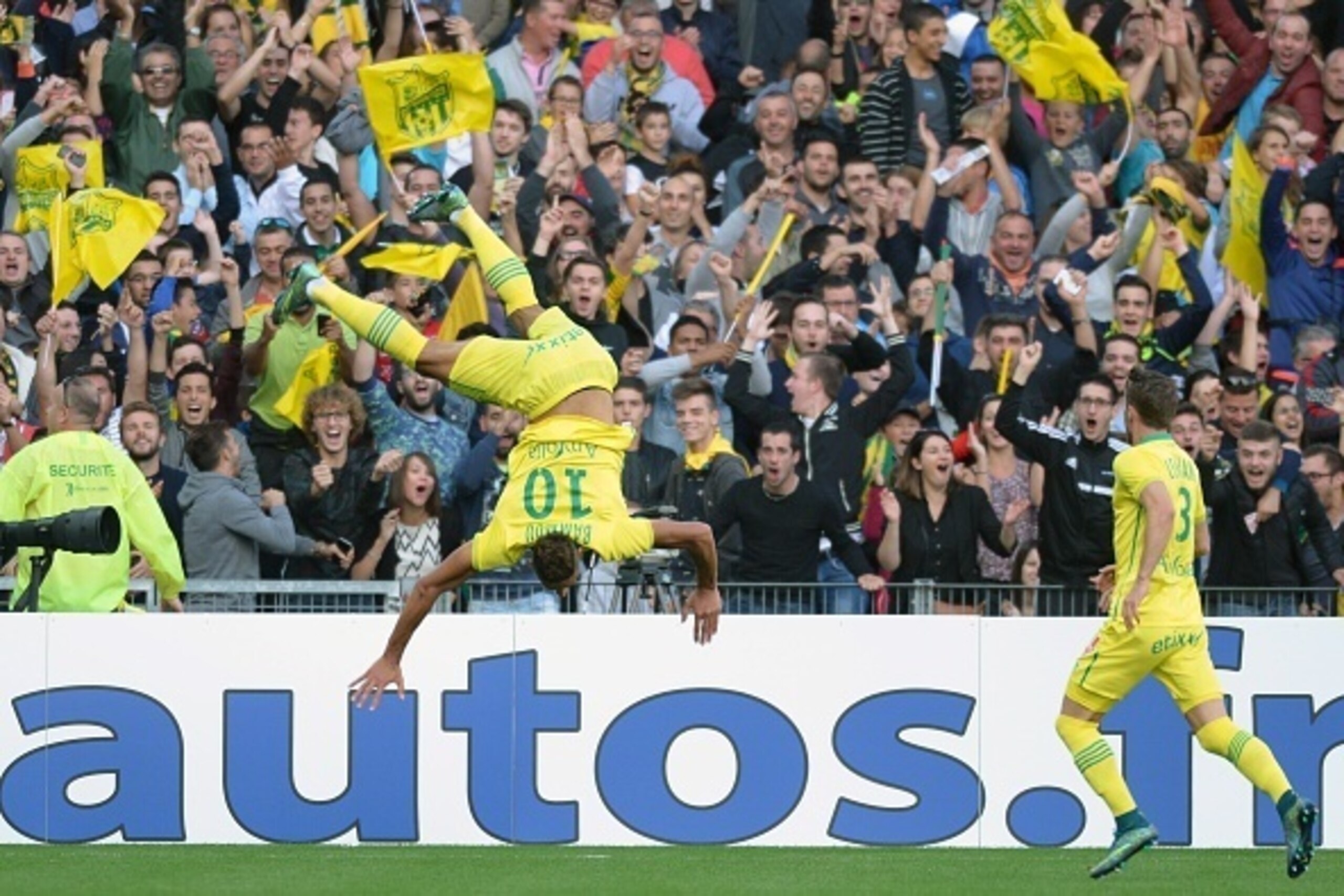 Nantes' French forward Yacine Bammou (L) celebrates after scoring a goal during the French L1 football match between Nantes (FCN) and Paris Saint-Germain (PSG) on September 26, 2015 at the Beaujoire stadium in Nantes, western France. AFP PHOTO / JEAN-SEBA