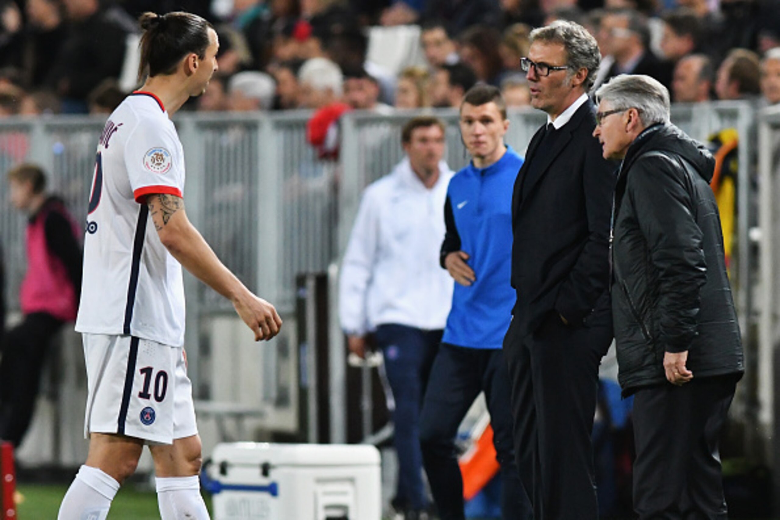 BORDEAUX, FRANCE - MAY 11:  Paris coach Laurent Blanc and Zlatan Ibrahimovic from Paris during the French League 1 match between FC Girondins de Bordeaux and Paris Saint-Germain at Stade Chaban Delmas on May 11, 2016 in Bordeaux, France.  (Photo by Pascal
