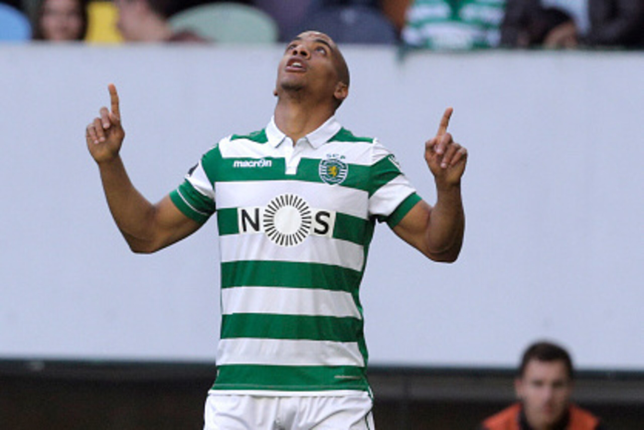 Sporting's midfielder Joao Mario celebrates his goal during the Portuguese league football match Sporting CP vs Uniao Madeira at the Alvalade stadium in Lisbon on April 23, 2016. / AFP / JOSE MANUEL RIBEIRO        (Photo credit should read JOSE MANUEL RIB