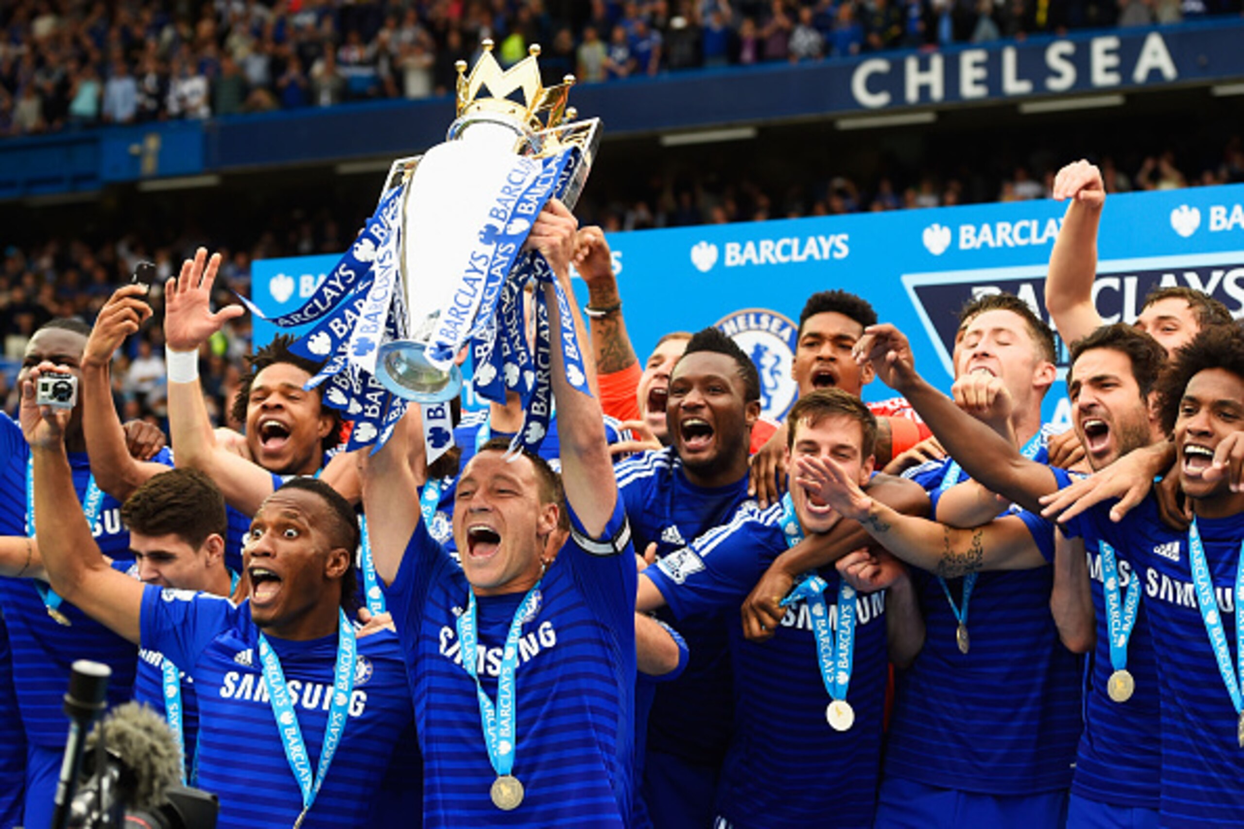 LONDON, ENGLAND - MAY 24:  John Terry and Didier Drogba of Chelsea lift the trophy in celebration after the Barclays Premier League match between Chelsea and Sunderland at Stamford Bridge on May 24, 2015 in London, England. Chelsea were crowned Premier Le