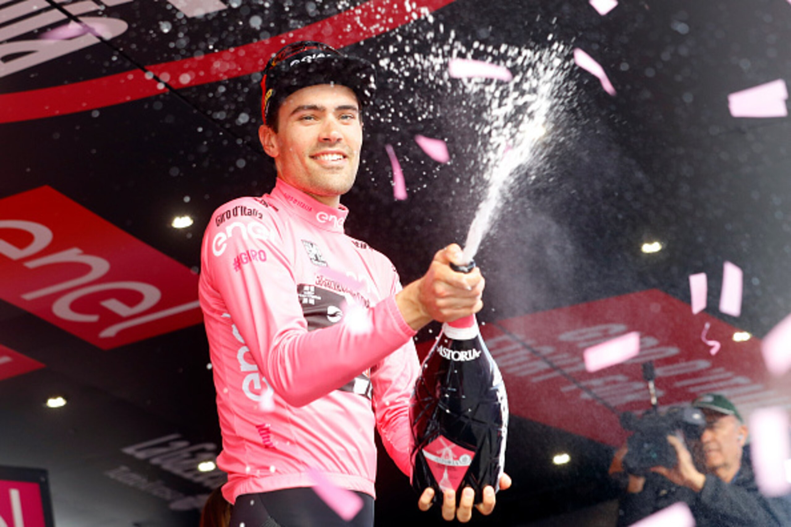 Netherlands' Tom Dumoulin sprays champagne as he celebrates his overall leader's pink jersey on the podium after winning the sixth stage, a 157km ride from Ponte to Roccaraso, during the 99th Giro d'Italia, Tour of Italy, on May 12, 2016.  / AFP / LUK BEN