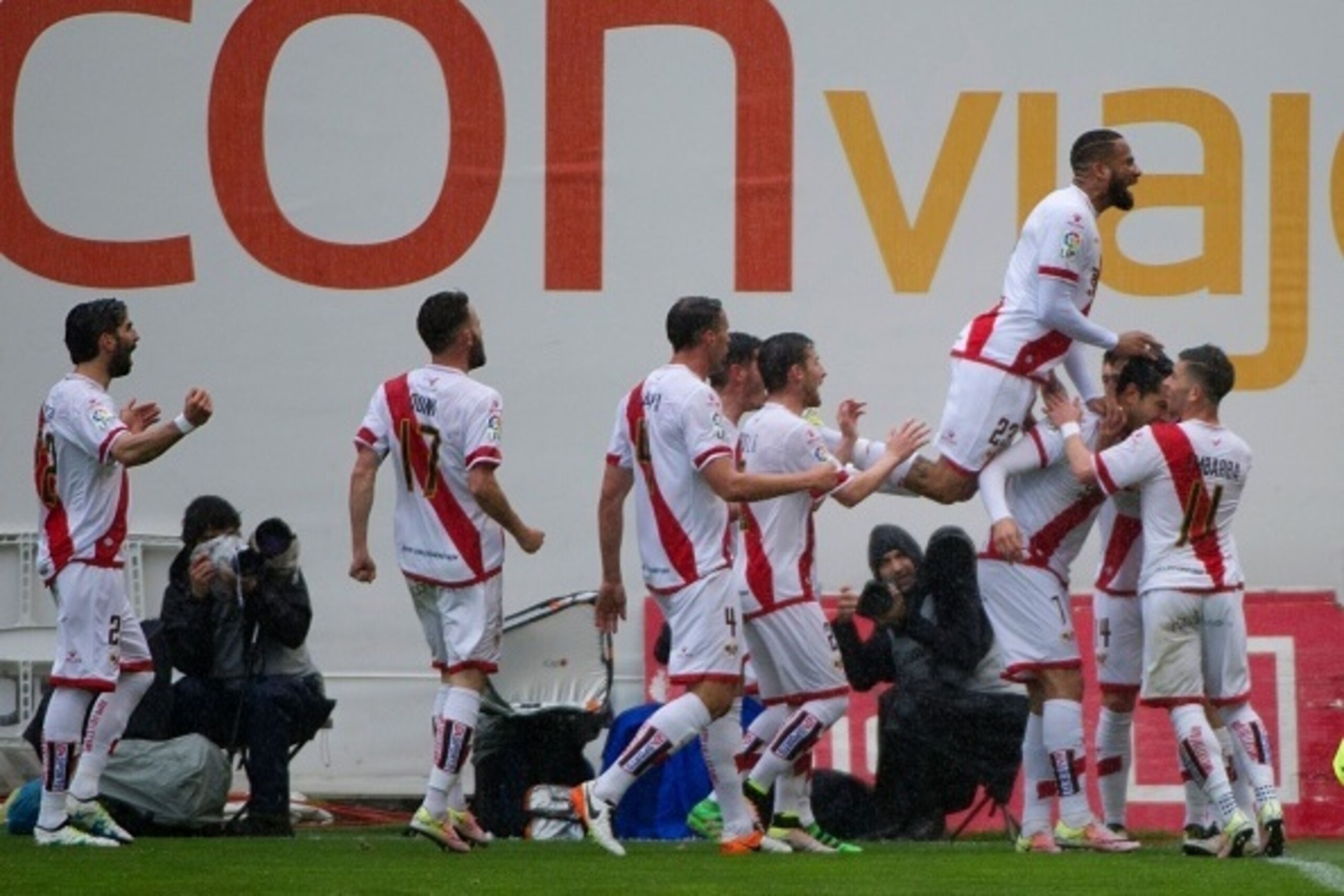 Rayo Vallecano's Venezuelan forward Miku (2ndR) is congratulated by teammates after scoring during the Spanish league football match Rayo Vallecano de Madrid vs Real Madrid CF at the Vallecas stadium in Madrid on April 23, 2016. / AFP / CURTO DE LA TORRE Rayo Vallecano's Venezuelan forward Miku (2ndR) is congratulated by teammates after scoring during the Spanish league football match Rayo Vallecano de Madrid vs Real Madrid CF at the Vallecas stadium in Madrid on April 23, 2016. / AFP / CURTO DE LA TORRE