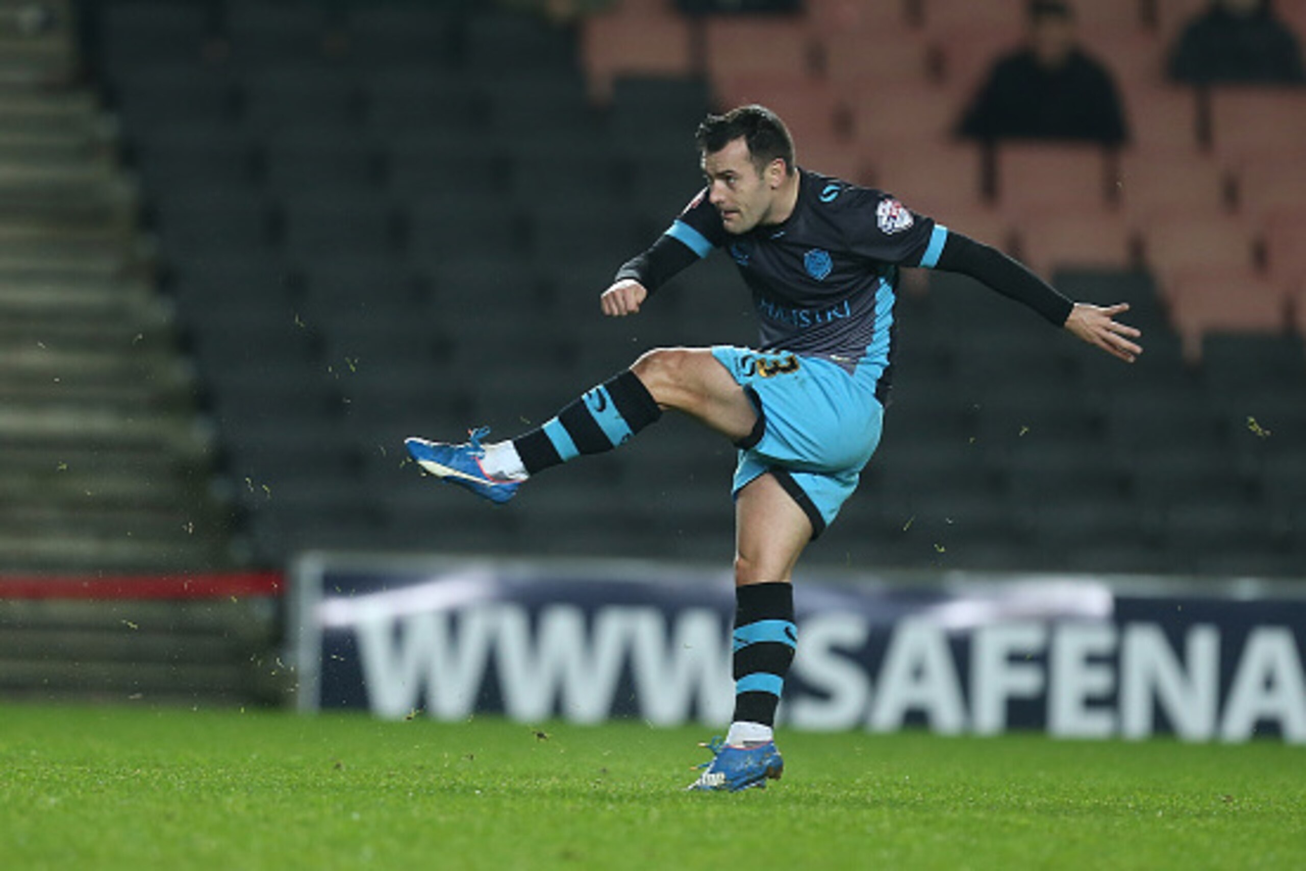 MILTON KEYNES, ENGLAND - DECEMBER 15:  Ross Wallace of Sheffield Wednesday in action during the Sky Bet Championship match between Milton Keynes Dons and Sheffield Wednesday at stadium:mk on December 15, 2015 in Milton Keynes, United Kingdom.  (Photo by P