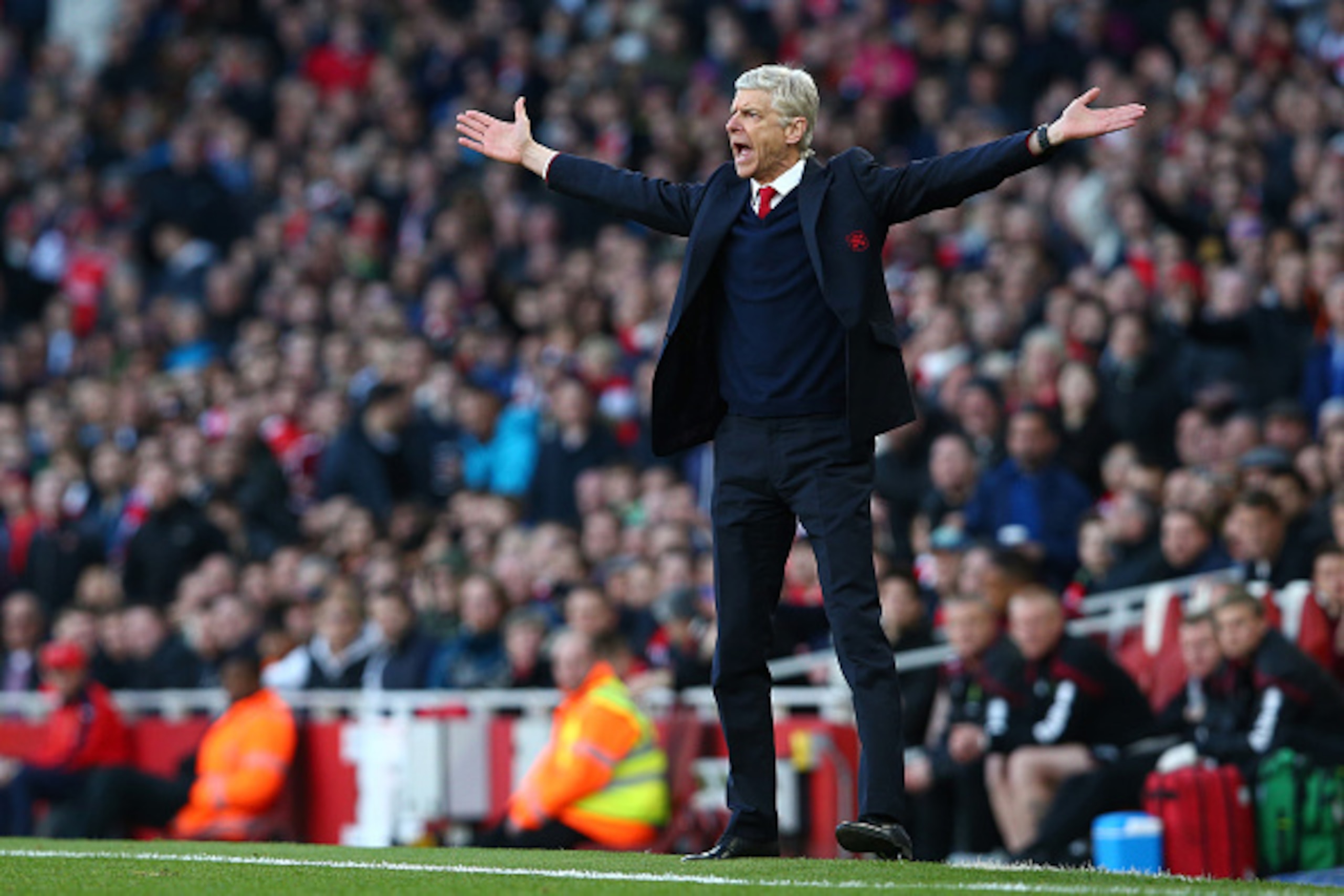 LONDON, ENGLAND - APRIL 30:  Arsene Wenger, manager of Arsenal reacts during the Barclays Premier League match between Arsenal and Norwich City at The Emirates Stadium on April 30, 2016 in London, England  (Photo by Paul Gilham/Getty Images)