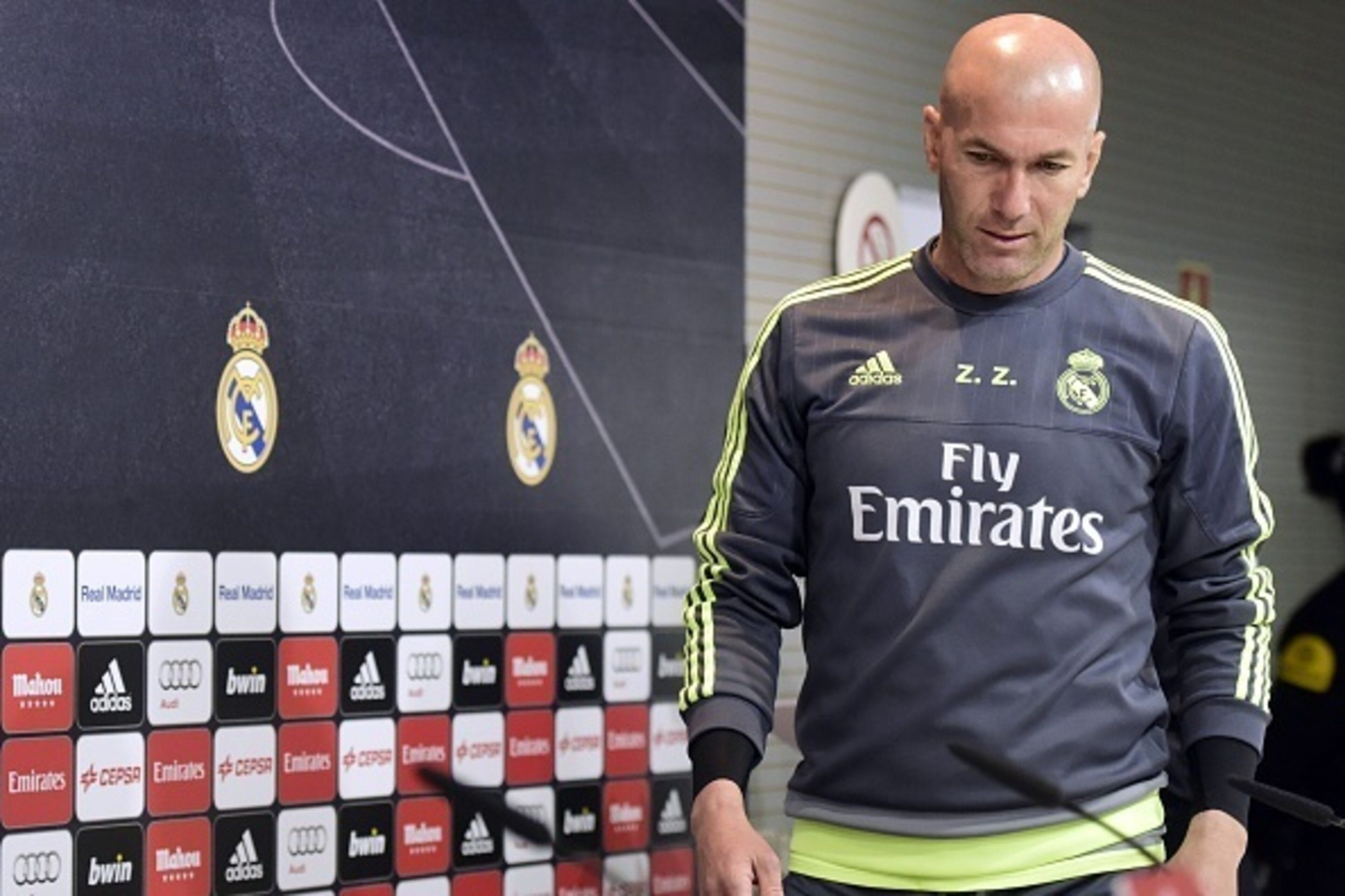 Real Madrid's French coach Zinedine Zidane arrives to give a press conference at Real Madrid sport city in Madrid on May 13, 2016, on the eve of the Spanish league football match Real Madrid CF vs Deportivo de la Coruna. / AFP / JAVIER SORIANO        (Pho