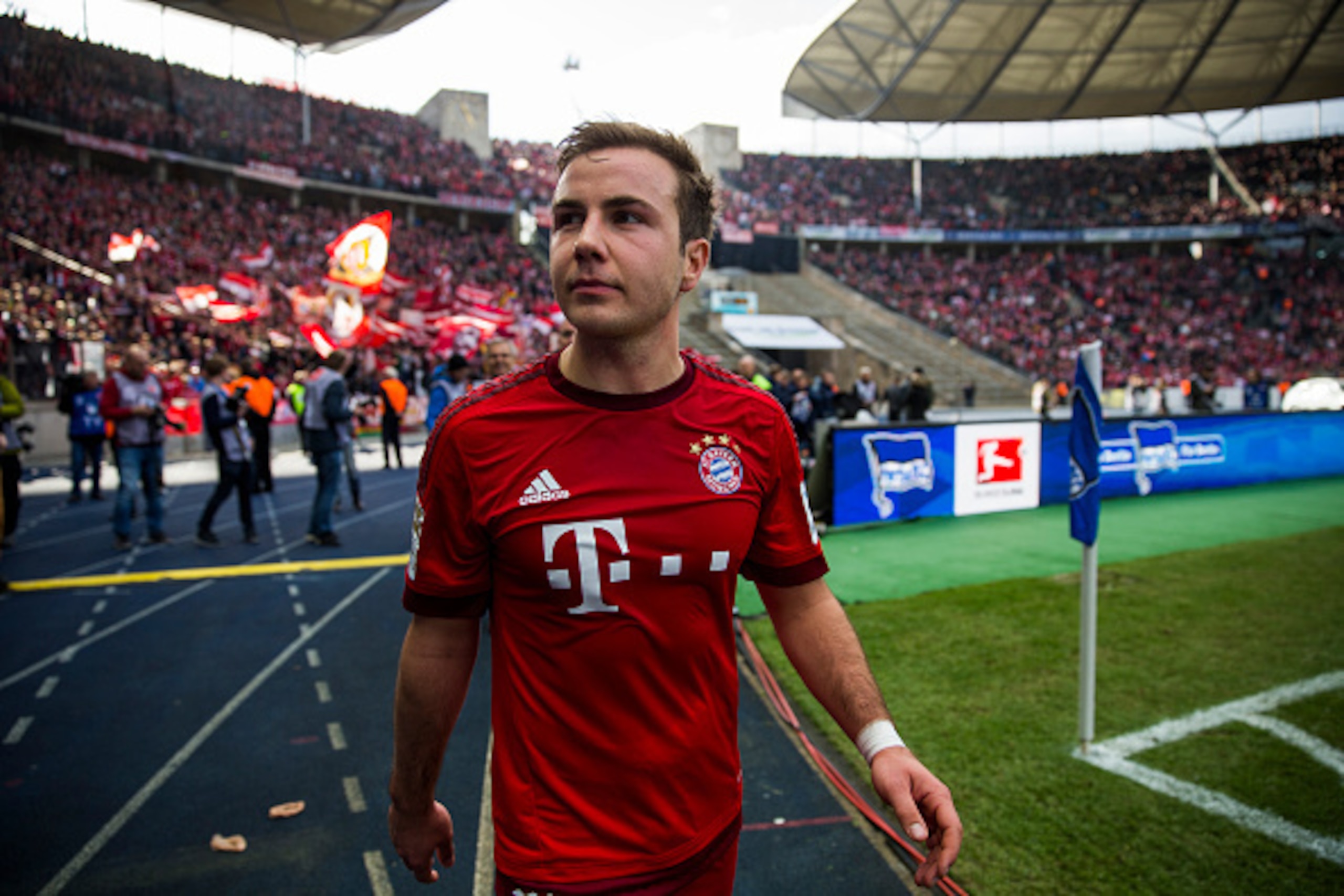 Bayern Munich's midfielder Mario Goetze leave the pitch after  the German first division Bundesliga football match Hertha Berlin vs Bayern Munich at the Olympic stadium in Berlin on April 23, 2016. / AFP / ODD ANDERSEN / RESTRICTIONS: DURING MATCH TIME: D