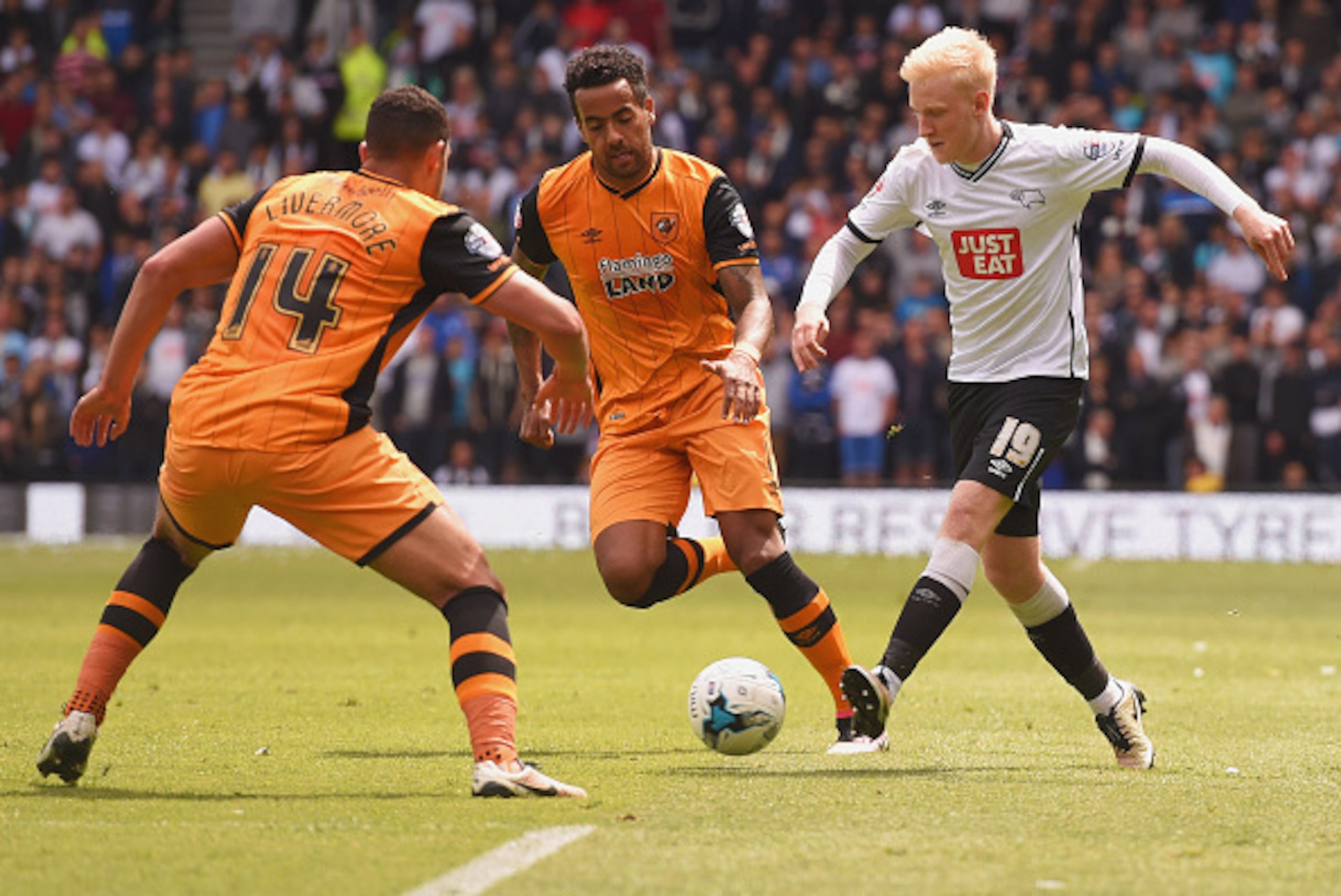 DERBY, UNITED KINGDOM - MAY 14:  Will Hughes of Derby County is faced by Jake Livermore (14) and Tom Huddlestone of Hull City (8) during the Sky Bet Championship Play Off semi final first leg match between Derby County and Hull City at the iPro Stadium on