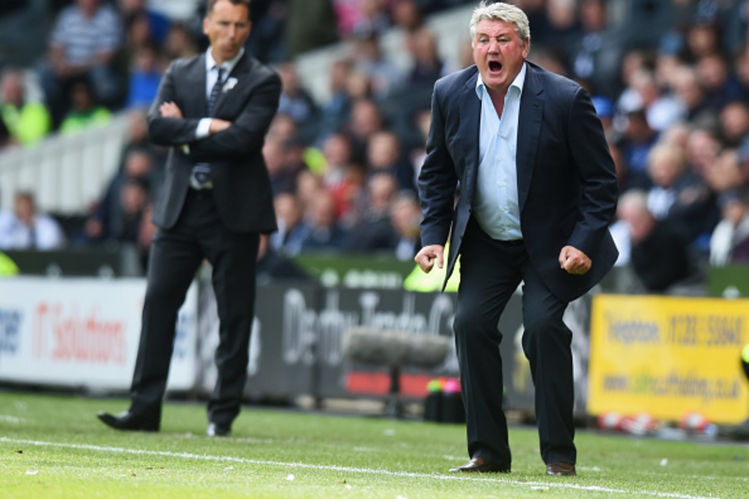 DERBY, UNITED KINGDOM - MAY 14:  Steve Bruce manager of Hull City shouts as Darren Wassall manager of Derby County looks on during the Sky Bet Championship Play Off semi final first leg match between Derby County and Hull City at the iPro Stadium on May 1