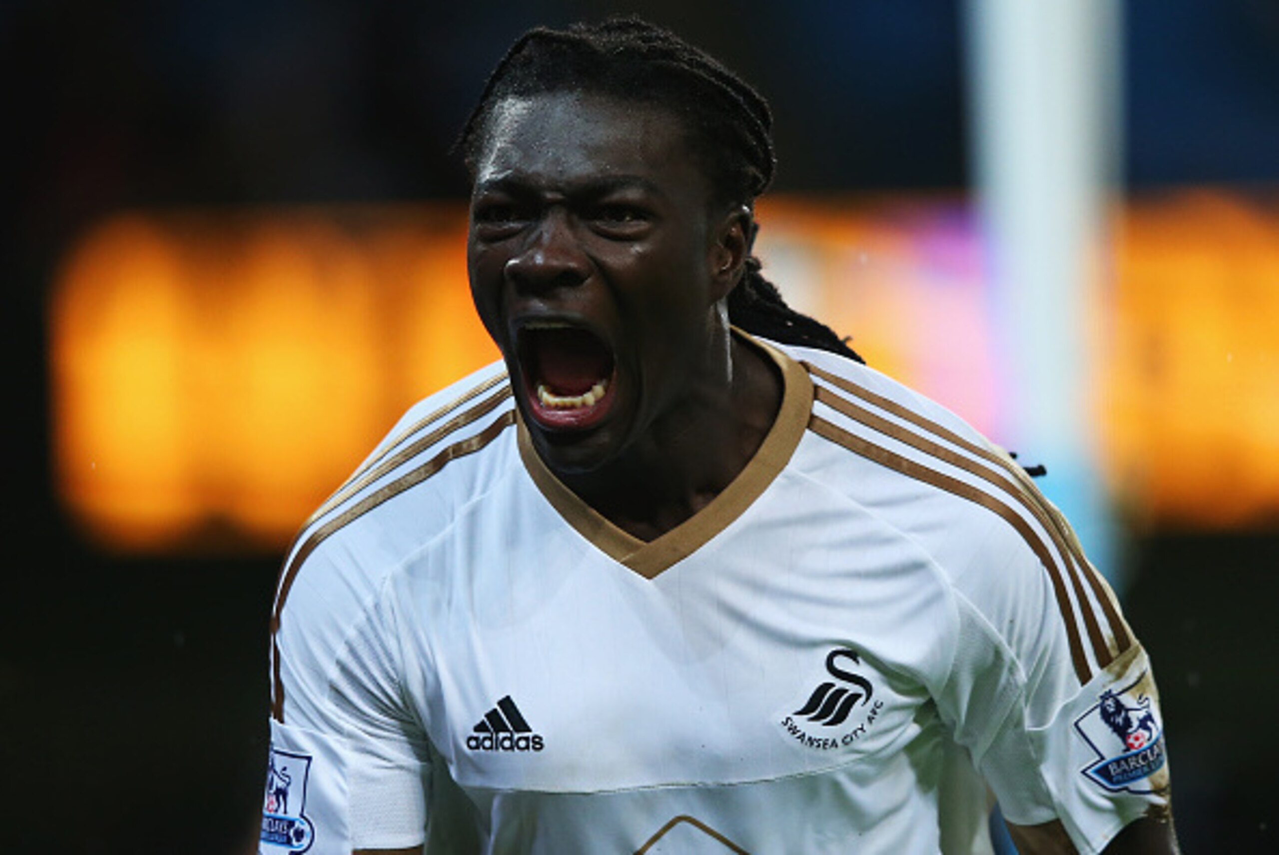 MANCHESTER, ENGLAND - DECEMBER 12: Bafetimbi Gomis of Swansea City celebrates scoring his team's first goal during the Barclays Premier League match between Manchester City and Swansea City at Etihad Stadium on December 12, 2015 in Manchester, United Kin MANCHESTER, ENGLAND - DECEMBER 12: Bafetimbi Gomis of Swansea City celebrates scoring his team's first goal during the Barclays Premier League match between Manchester City and Swansea City at Etihad Stadium on December 12, 2015 in Manchester, United Kin