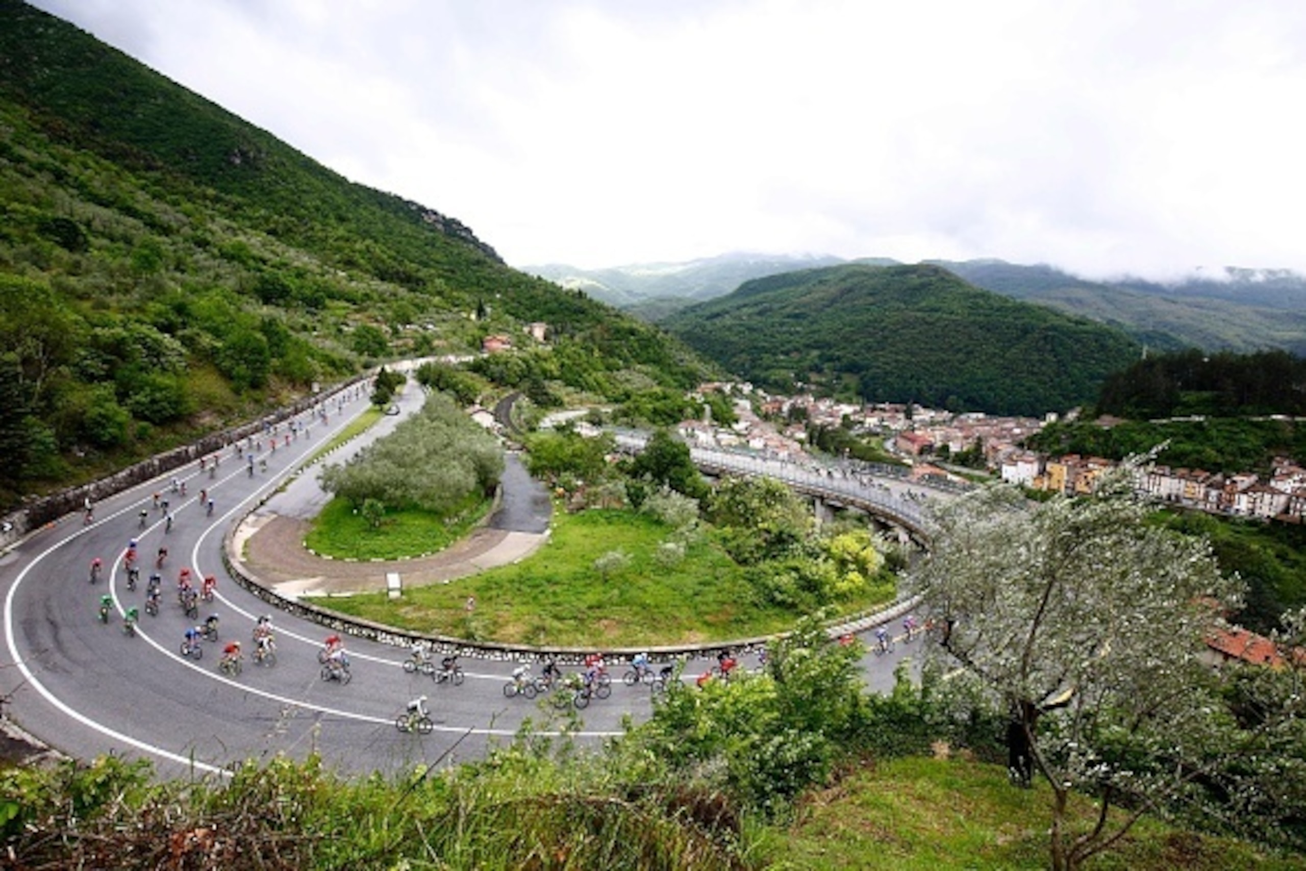 TOPSHOT - The pack passes a curve on a mountain road during the 7th stage of 99th Giro d'Italia, Tour of Italy, from Sulmona to Foligno of 211 km on May 13, 2016 in Foligno, Italy. / AFP / LUK BENIES        (Photo credit should read LUK BENIES/AFP/Getty I