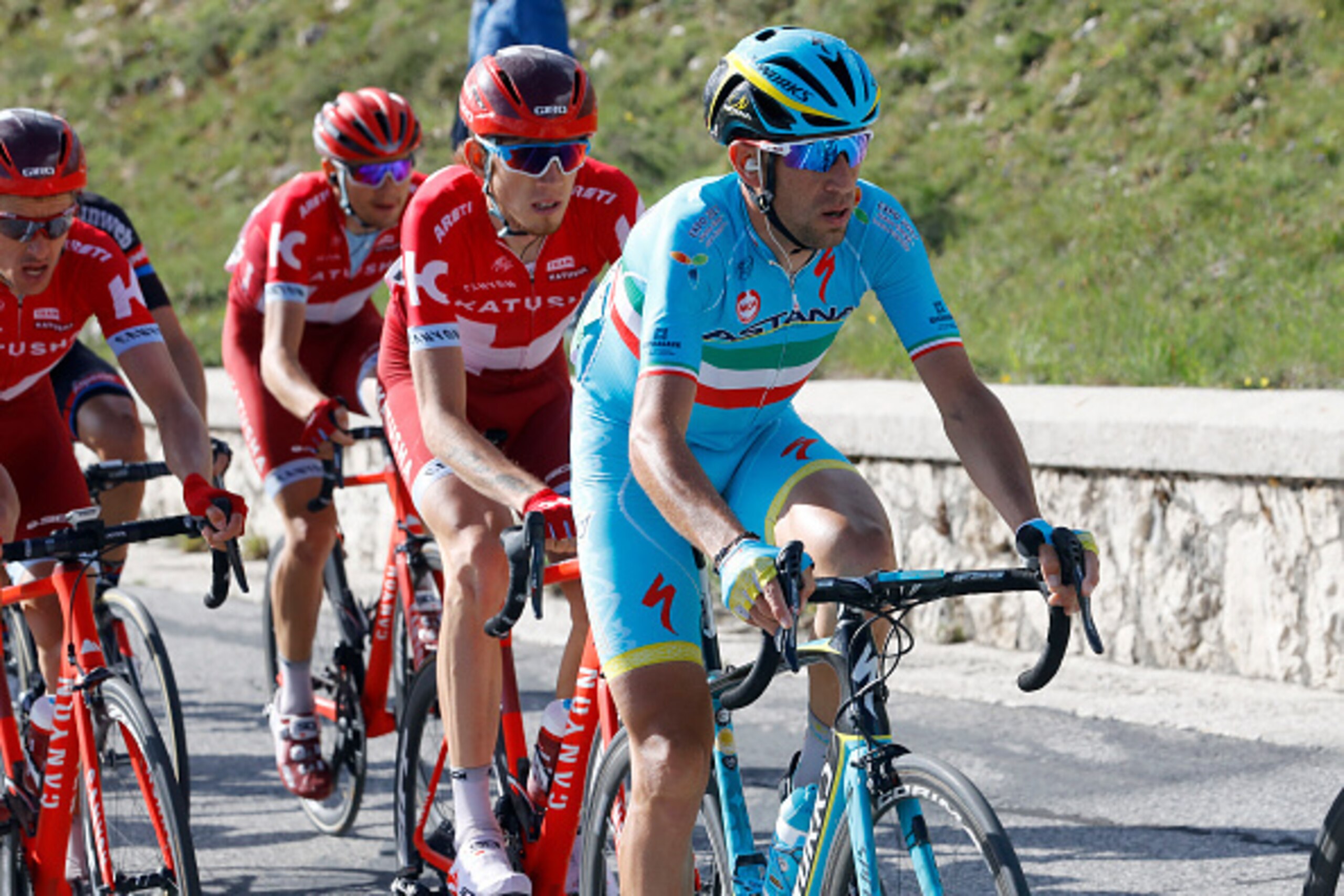 Italy's cyclist Vincenzo Nibali (R) rides during the sixth stage, a 157km ride from Ponte to Roccaraso, during the 99th Giro d'Italia, Tour of Italy, on May 12, 2016.  / AFP / LUK BENIES        (Photo credit should read LUK BENIES/AFP/Getty Images)
