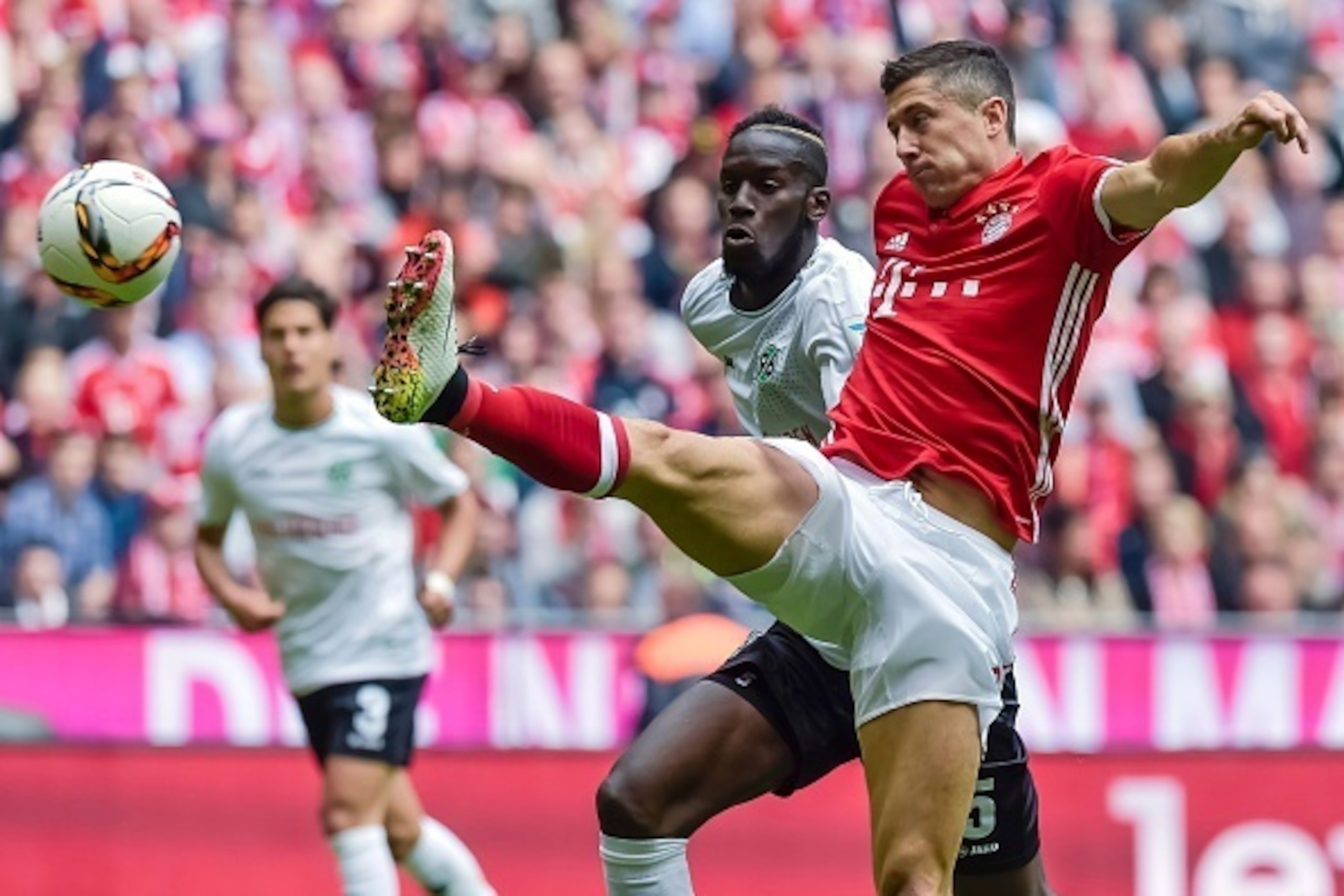 Bayern Munich's Polish striker Robert Lewandowski (R) scores his sides first goal during the German first division Bundesliga football match between FC Bayern Munich and Hannover 96 in Munich, southern Germany, on May 14, 2016. / AFP / GUENTER SCHIFFMANN 