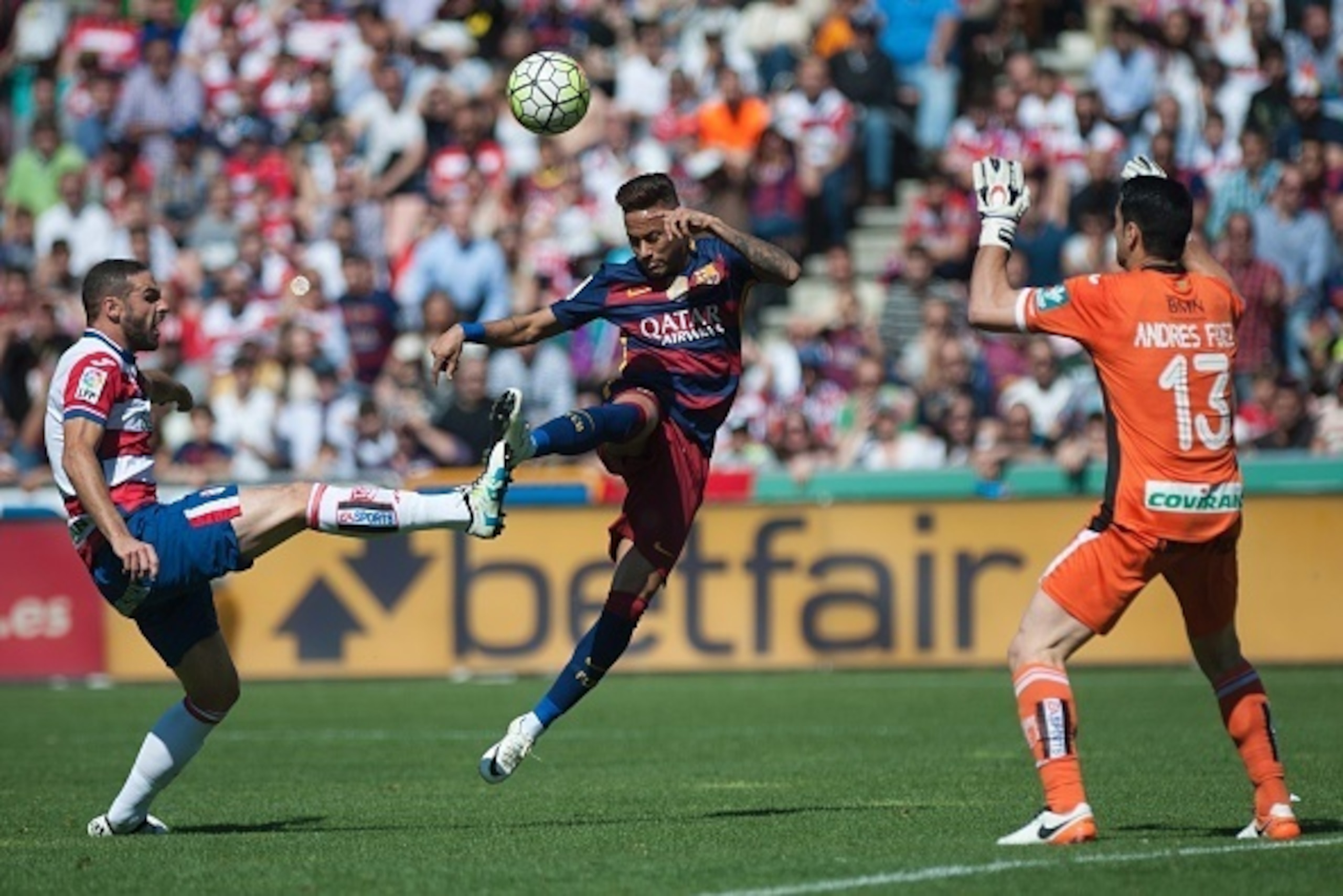 Granada's defender David Lomban (L) and goalkeeper Andres Fernandez vie with Barcelona's Brazilian forward Neymar during the Spanish league football match Granada CF vs FC Barcelona at Nuevo Los Carmenes stadium in Granada on May 14, 2016. / AFP / JORGE G