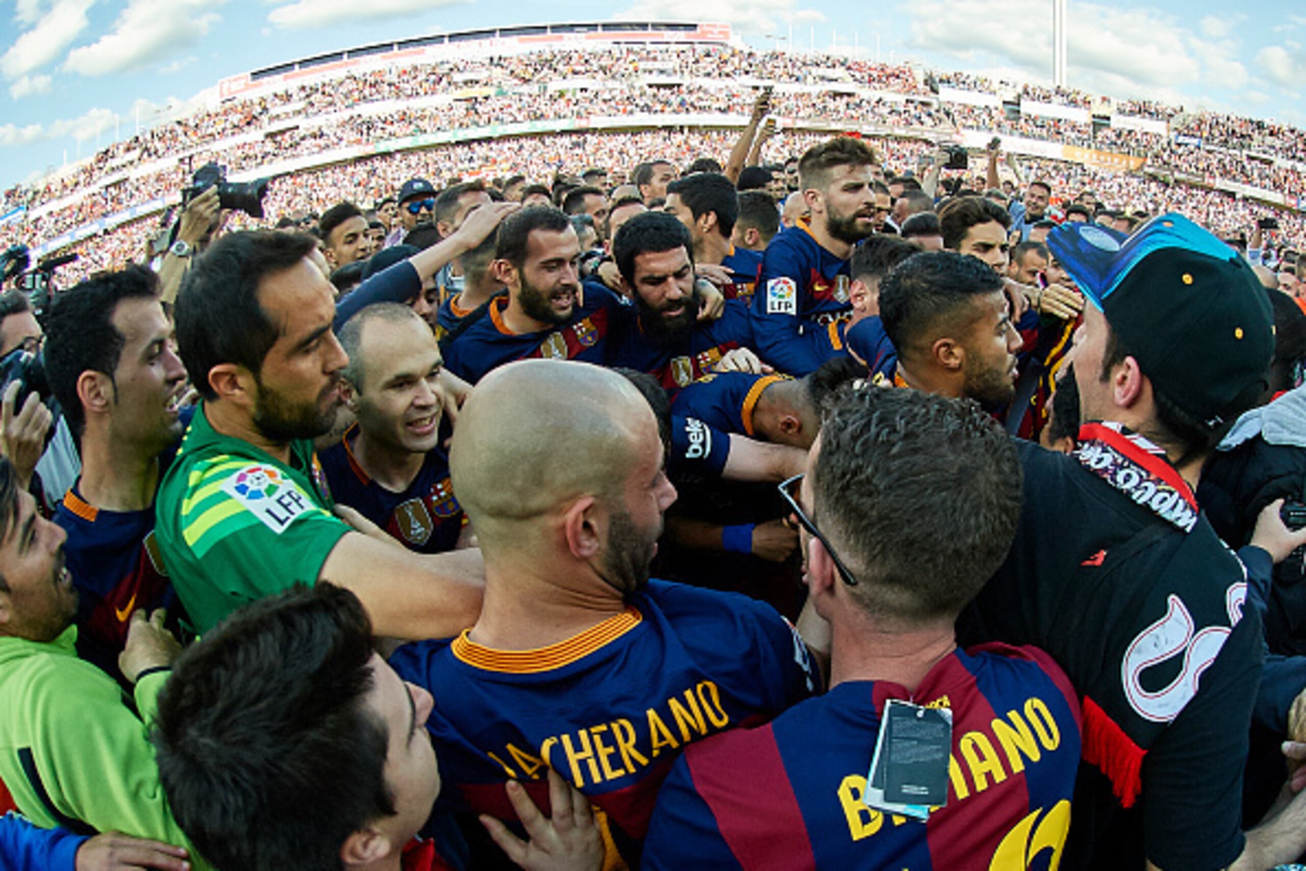 GRANADA, SPAIN - MAY 14:  Players of FC Barcelona celebrates after the La Liga match between Granada CF and FC Barcelona at Estadio Nuevo Los Carmenes on May 14, 2016 in Granada, Spain.  (Photo by Manuel Queimadelos Alonso/Getty Images)