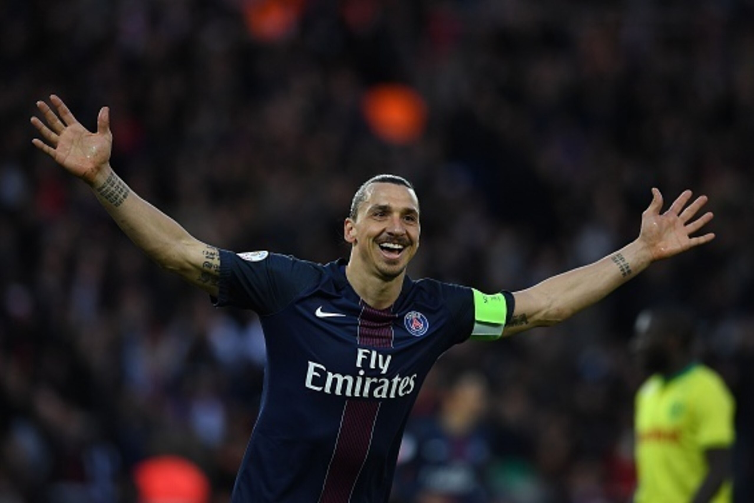 TOPSHOT - Paris Saint-Germain's Swedish forward Zlatan Ibrahimovic celebrates his goal during the French L1 football match between Paris Saint-Germain and Nantes at the Parc des Princes stadium in Paris on May 14, 2016. AFP PHOTO / FRANCK FIFE / AFP / FRA