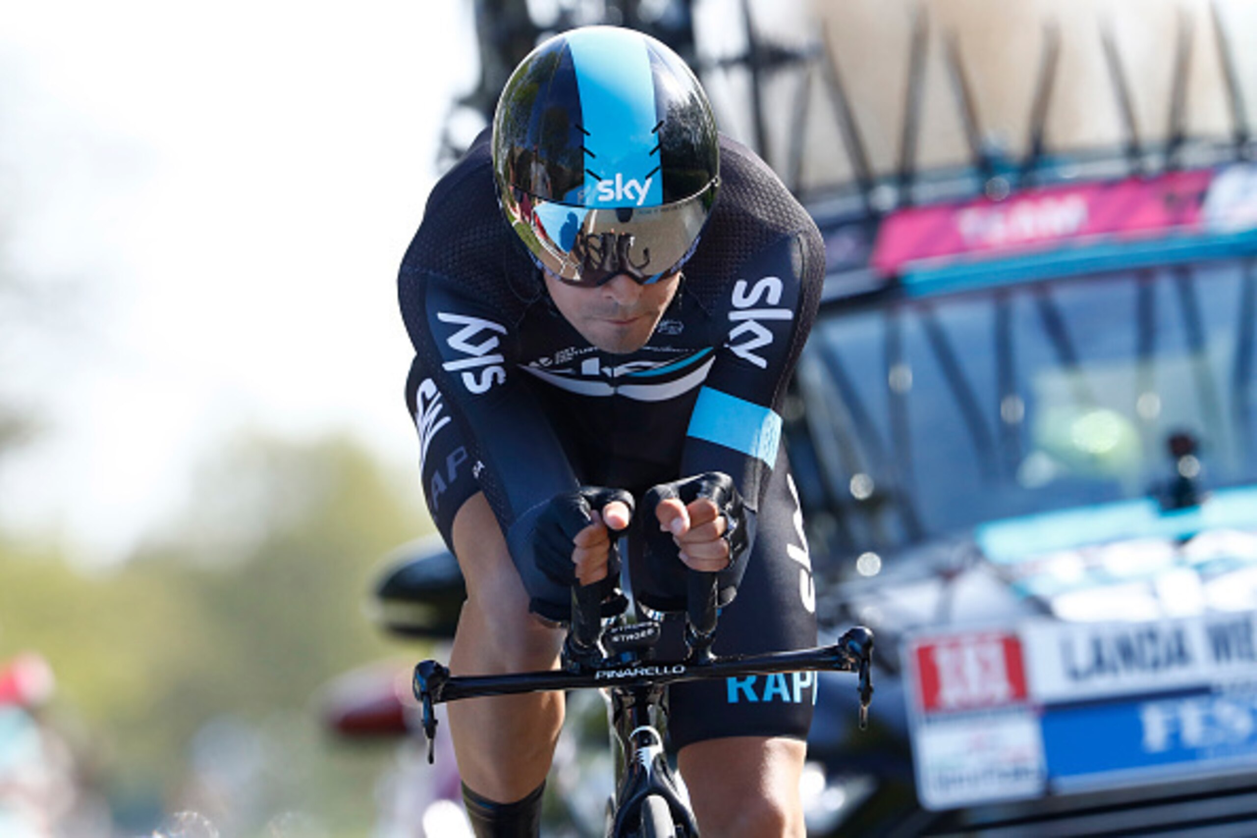 Spanish cyclist Mikel Landa of Team Sky in action competes during the 1st individual time trial stage of the 99th Giro d'Italia (Tour of Italy) from Apeldoorn to Apeldoorn on May 6, 2016 in Apeldoorn. / AFP / LUK BENIES        (Photo credit should read LU