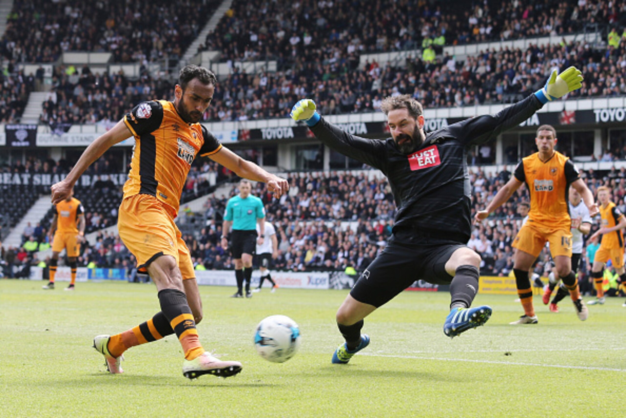 DERBY, ENGLAND - MAY 14: Scott Carson of Derby County tries to stop Ahmed Elmohamady of Hull City during the Sky Bet Championship Play Off First Leg match between Derby County and Hull City at the iPro Stadium on May 14, 2016 in Derby, England. (Photo by 