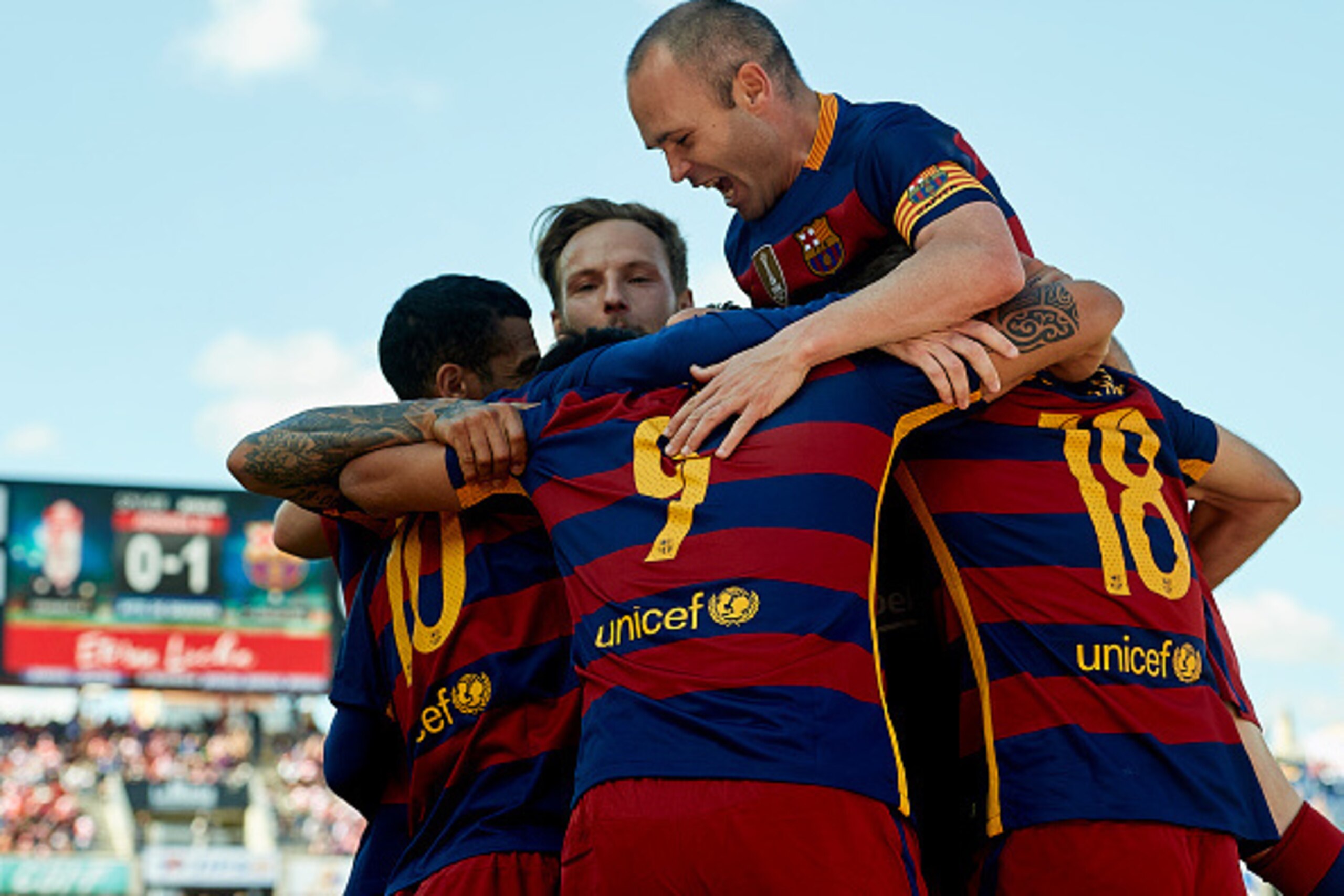GRANADA, SPAIN - MAY 14:  Luis Suarez (9)of FC Barcelona celebrates scoring his team's first goal with his teamates Jordi Alba (18), Daniel Alves, Ivan Rakitic, Lionel Messi (10) and Andres Iniesta Messi during the La Liga match between Granada CF and FC 