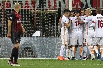 MILAN, ITALY - MAY 14:  Mohamed Salah (2nd L) of AS Roma celebrates with his team-mates after scoring the opening goal during the Serie A match between AC Milan and AS Roma at Stadio Giuseppe Meazza on May 14, 2016 in Milan, Italy.  (Photo by Marco Luzzan