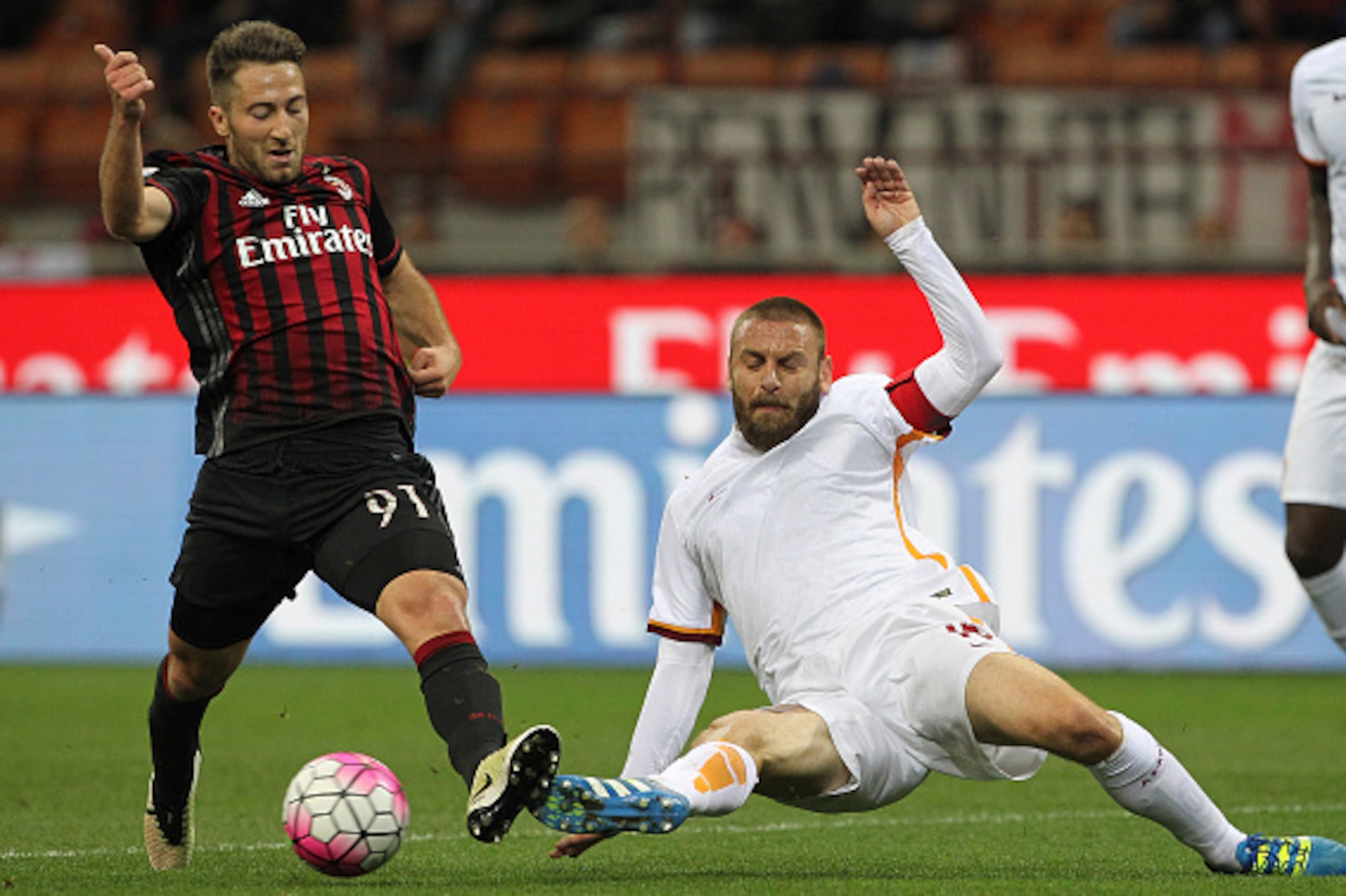 MILAN, ITALY - MAY 14:  Andrea Bertolacci of AC Milan is challenged by Daniele De Rossi of AS Roma during the Serie A match between AC Milan and AS Roma at Stadio Giuseppe Meazza on May 14, 2016 in Milan, Italy.  (Photo by Marco Luzzani/Getty Images)