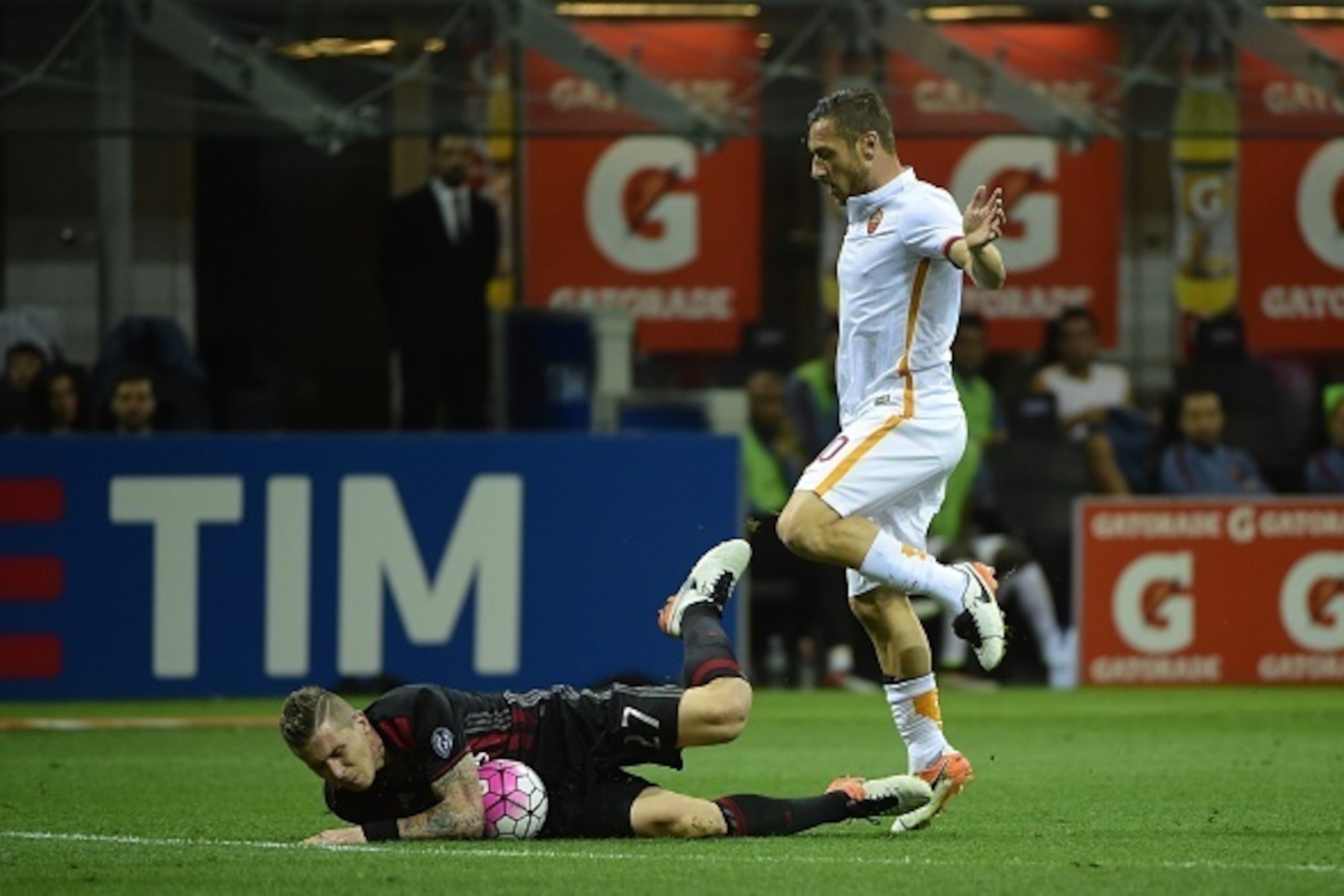 Roma's forward from Italy Francesco Totti (R) fights for the ball with AC Milan's midfielder from Slovaquia Juraj Kucka during the Italian Serie A football match AC Milan vs AS Roma on May 14, 2016 at the San Siro Stadium stadium in Milan. / AFP / OLIVIER