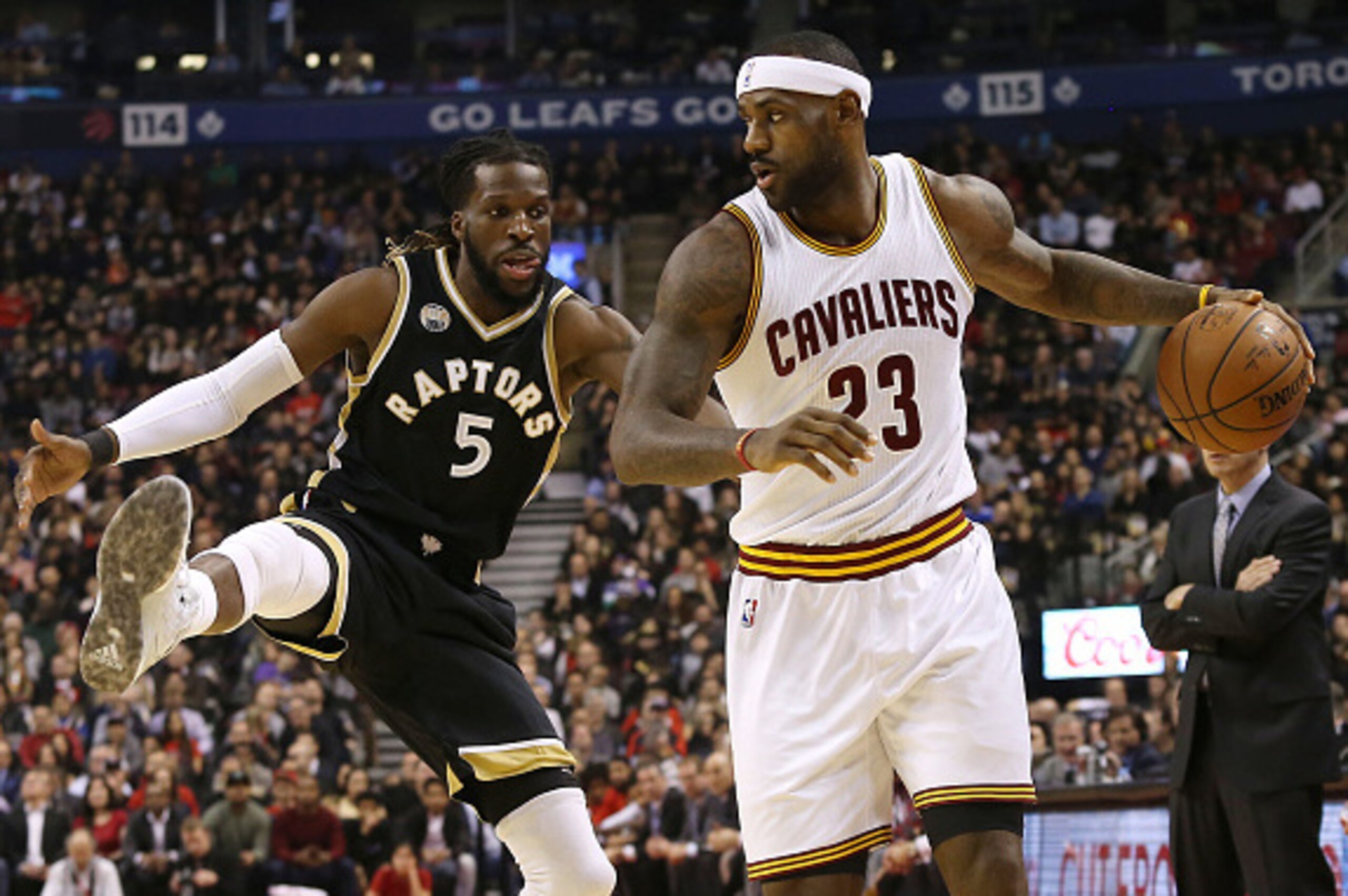 TORONTO, ON - NOVEMBER 25:  DeMarre Carroll #5 of the Toronto Raptors defends against LeBron James #23 of the Cleveland Cavaliers on November 25, 2015 at Air Canada Centre in Toronto, Ontario, Canada. NOTE TO USER: User expressly acknowledges and agrees t