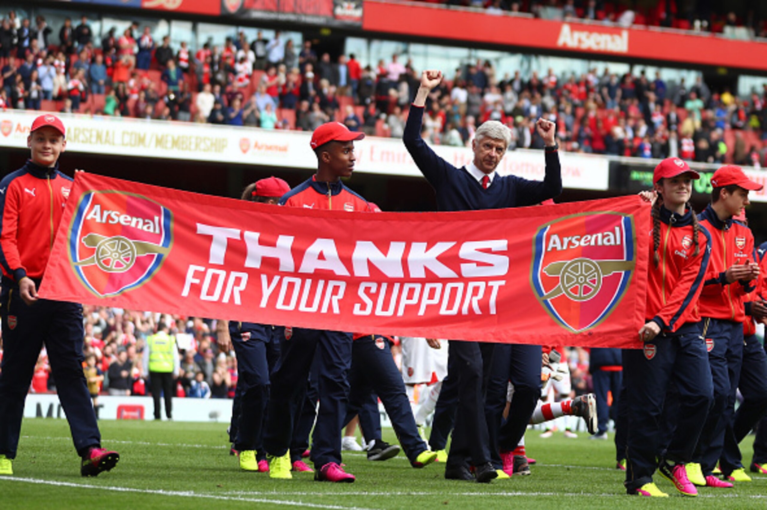 LONDON, UNITED KINGDOM - MAY 15:  Manager Arsene Wenger and players applauds supporters as they lap after the Barclays Premier League match between Arsenal and Aston Villa at Emirates Stadium on May 15, 2016 in London, England.  (Photo by Julian Finney/Ge