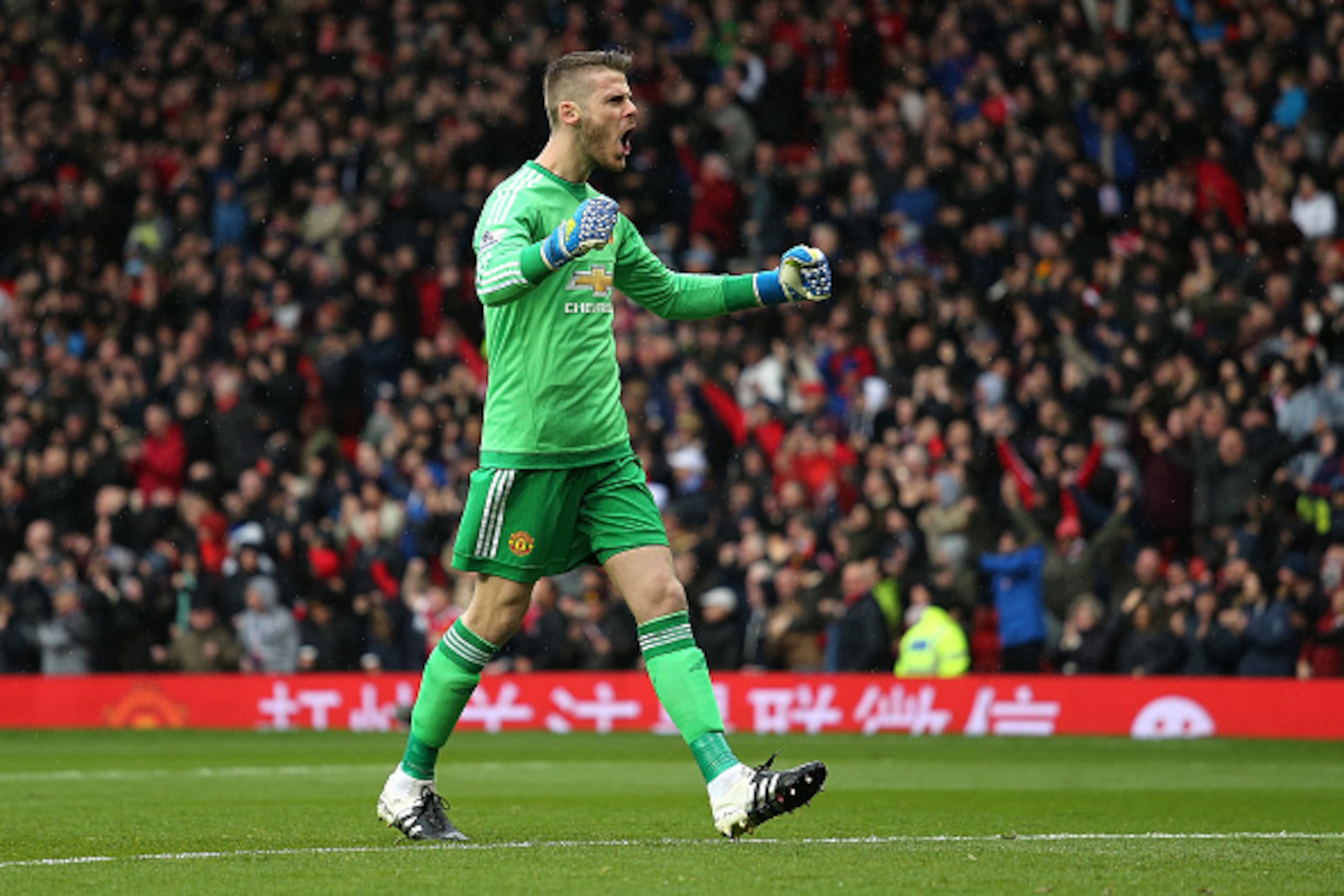 MANCHESTER, ENGLAND - MAY 01:  David de Gea of Manchester United celebrates his team's first goal during the Barclays Premier League match between Manchester United and Leicester City at Old Trafford on May 1, 2016 in Manchester, United Kingdom.  (Photo b