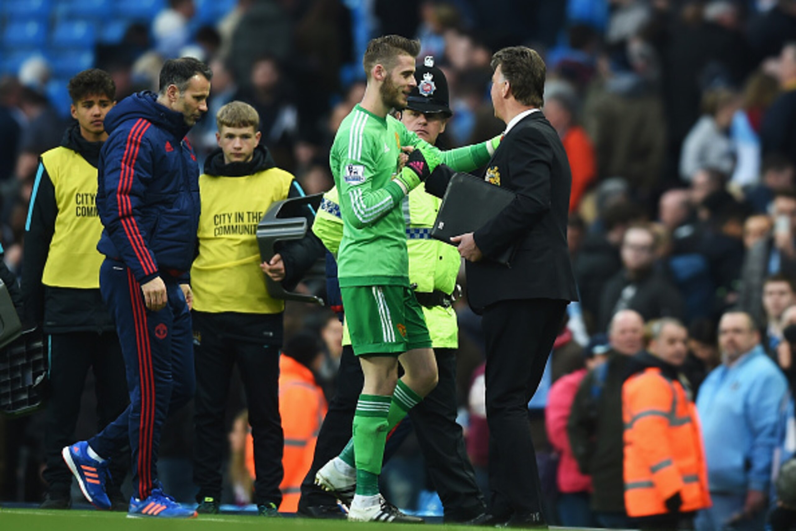 MANCHESTER, ENGLAND - MARCH 20:  David De Gea of Manchester United and Louis van Gaal Manager of Manchester United celebrate victory after the Barclays Premier League match between Manchester City and Manchester United at Etihad Stadium on March 20, 2016