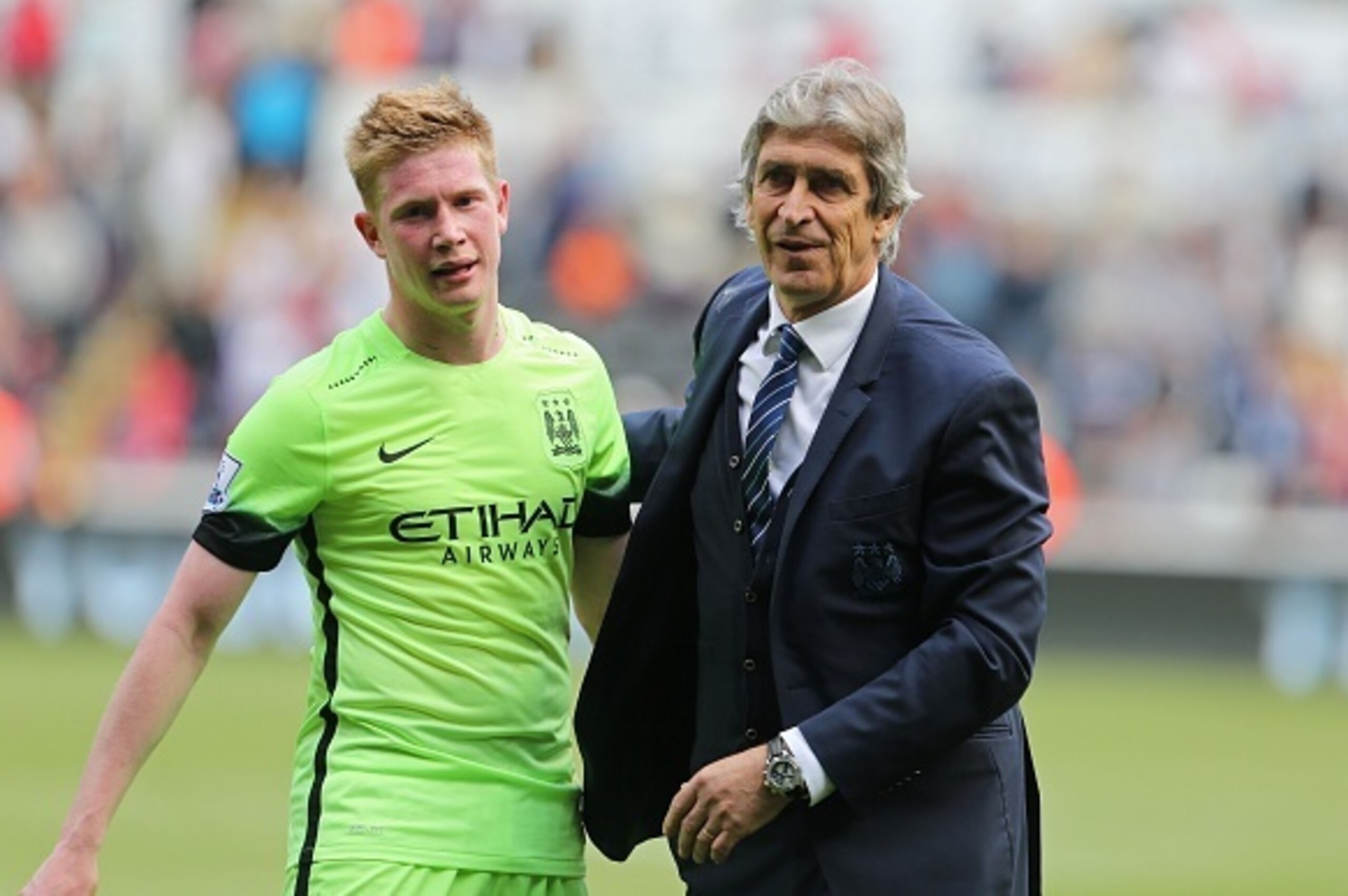 Manchester City's Chilean manager Manuel Pellegrini with Manchester City's Belgian midfielder Kevin De Bruyne (L) on the pitch after the English Premier League football match between Swansea City and Manchester City at The Liberty Stadium in Swansea, sout