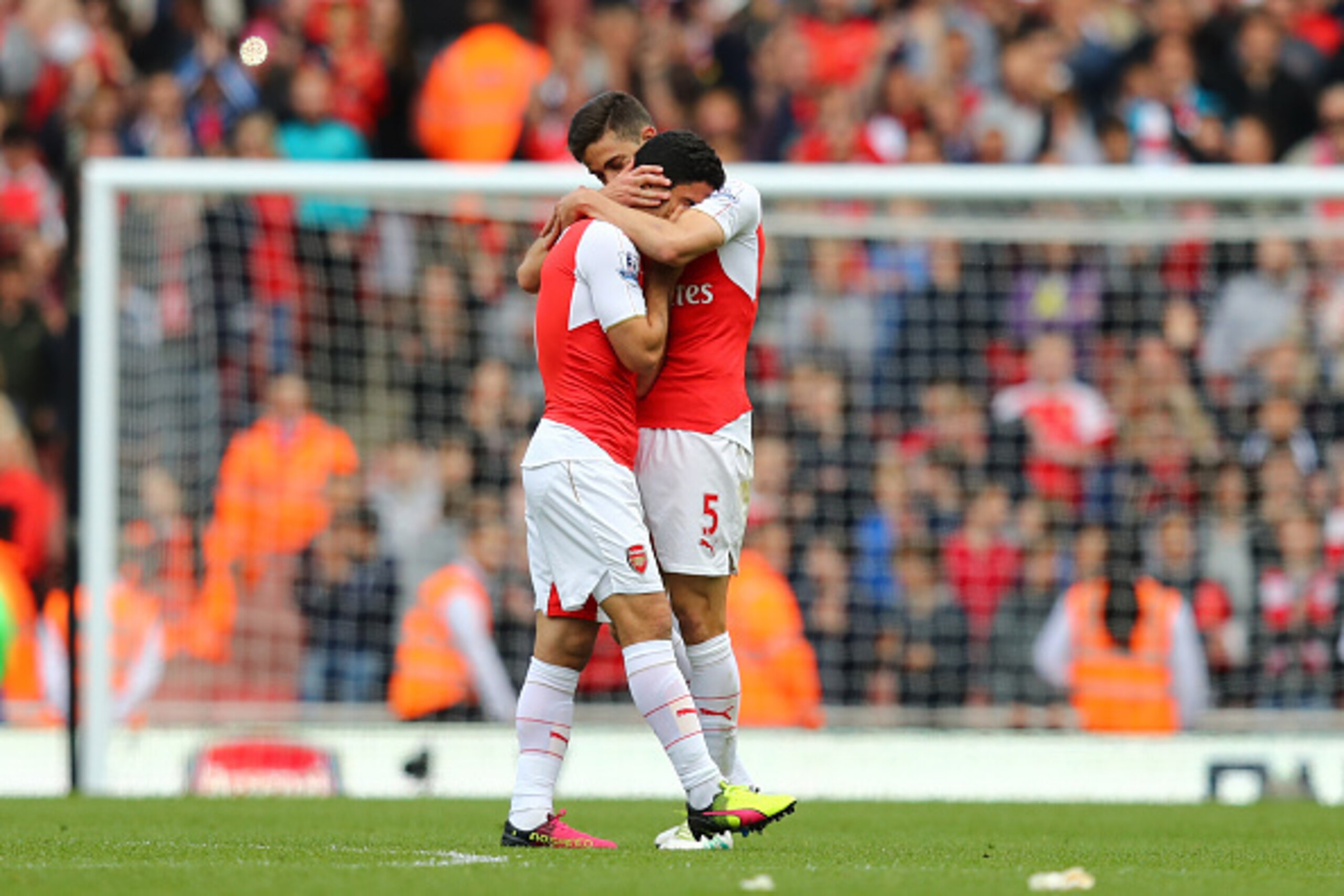 LONDON, UNITED KINGDOM - MAY 15:  Mikel Arteta (R) of Arsenal hugs with Gabriel (R) after the Barclays Premier League match between Arsenal and Aston Villa at Emirates Stadium on May 15, 2016 in London, England.  (Photo by Julian Finney/Getty Images)
