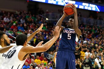 DES MOINES, IA - MARCH 17: Daniel Hamilton #5 of the Connecticut Huskies shoots against Josh Scott #40 of the Colorado Buffaloes in the second half during the first round of the 2016 NCAA Men's Basketball Tournament at Wells Fargo Arena on March 17, 2016 