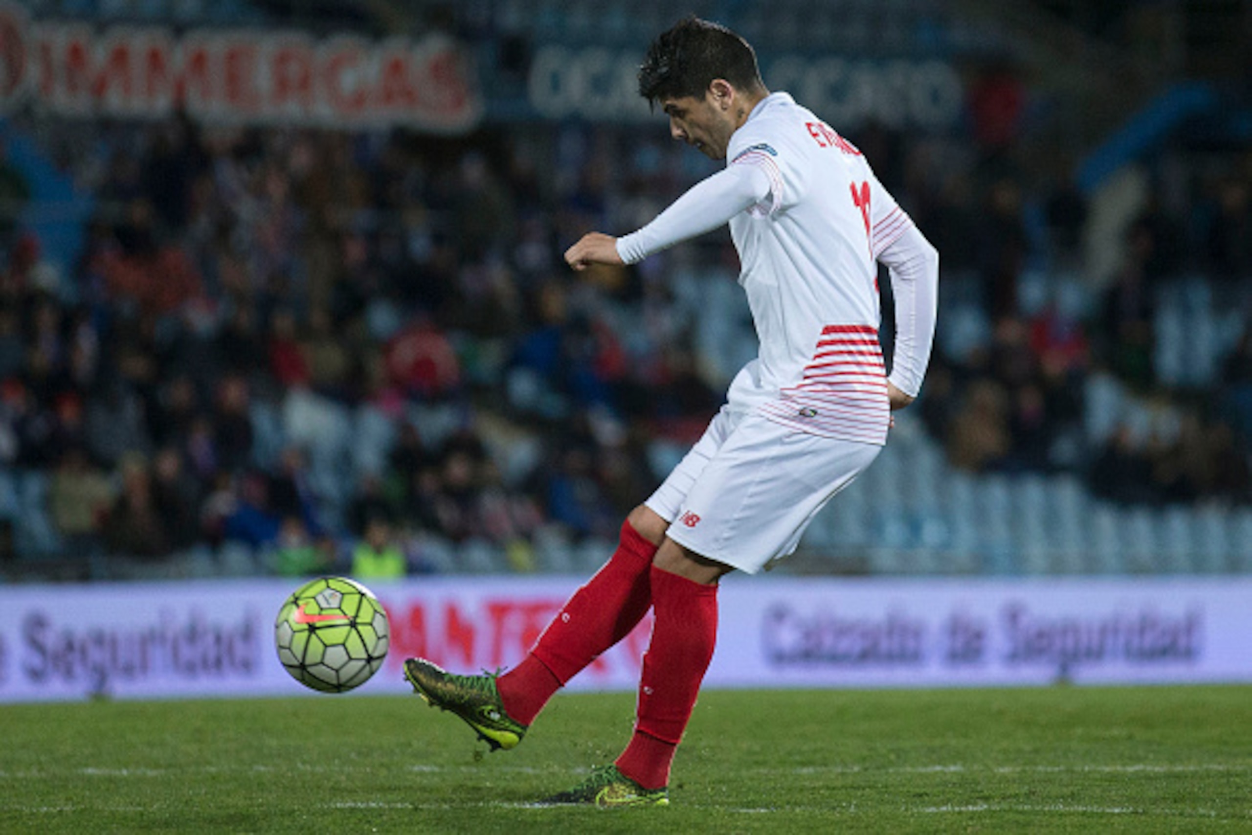 GETAFE, SPAIN - MARCH 05: Ever Banega of Sevilla FC scores their opening goal during the La Liga match between Getafe CF and Sevilla CF at Coliseum Alfonso Perez on March 5, 2016 in Getafe, Spain.  (Photo by Gonzalo Arroyo Moreno/Getty Images)